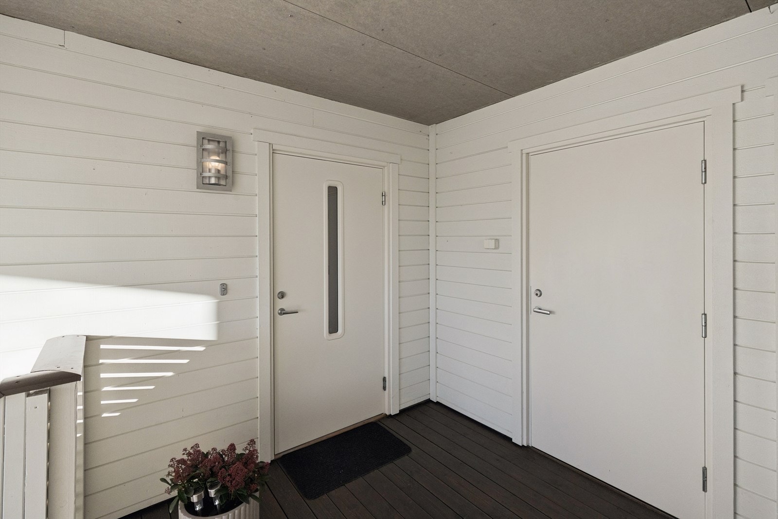 Overbygd inngangsparti og inngang til bod. Galleribilde