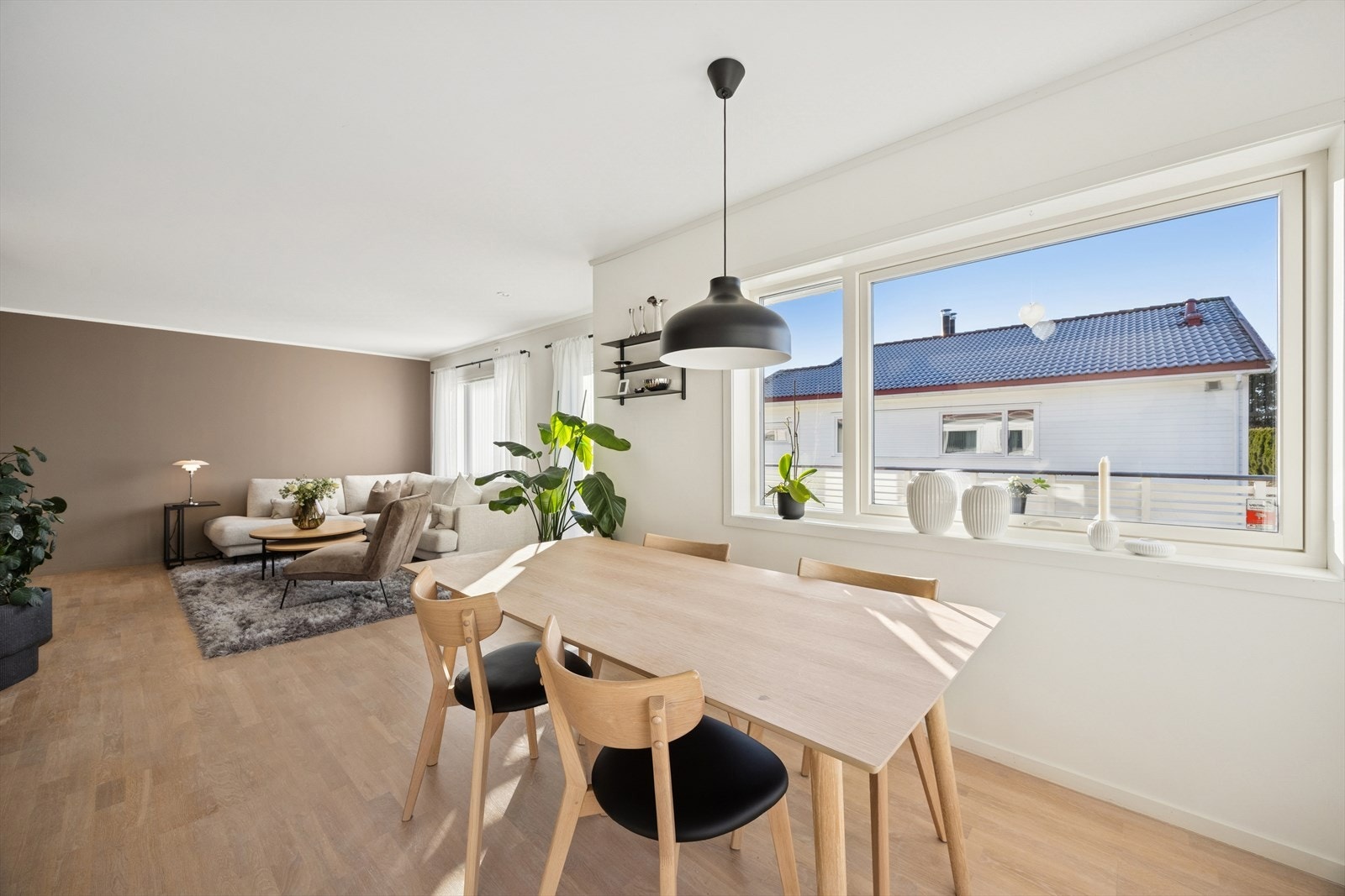 Stuen ligger i åpen løsning til kjøkkenet, men er naturlig avdelt i to soner. Galleribilde