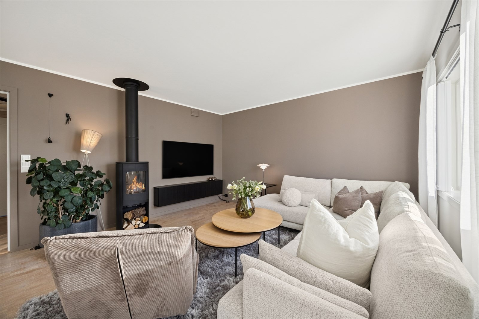 I stuen er det en trivelig peisovn som er ekstra fin og ha på de litt kjøligere dagene. Galleribilde