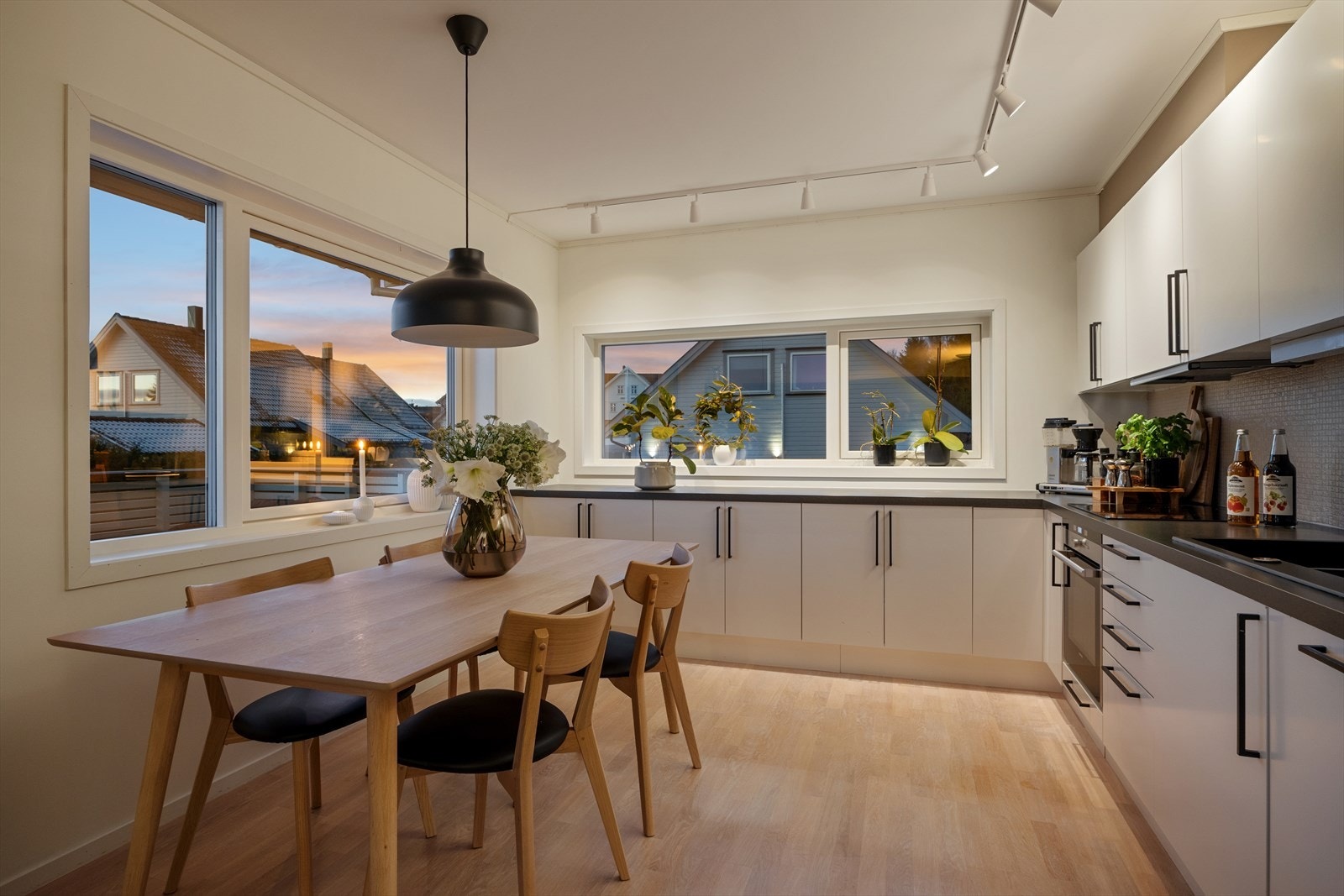 På kjøkkenet er det plass til en hyggelig spisegruppe. Her kan gode måltider nytes med familie og venner. Galleribilde