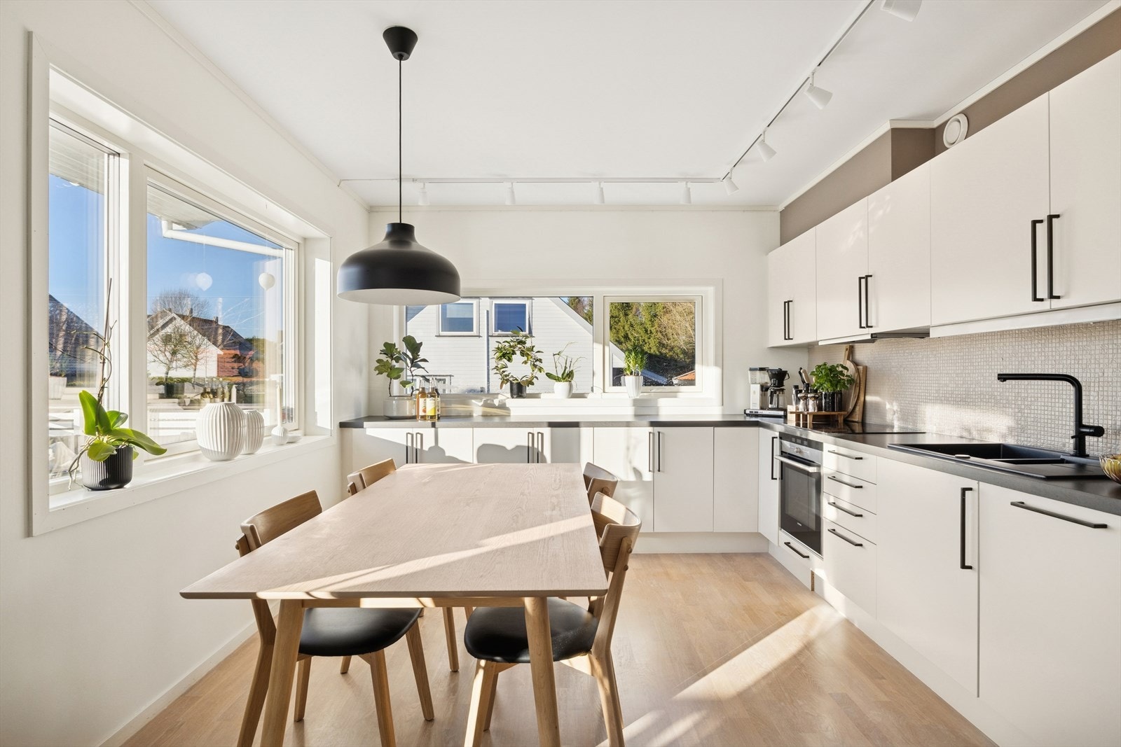 Kjøkkenet er utstyrt med integrert induksjonstopp (2023), stekeovn, oppvaskmaskin samt frittstående kjøleskap og fryseskap. Det er godt med skapplass og romslig benkeareal. Galleribilde