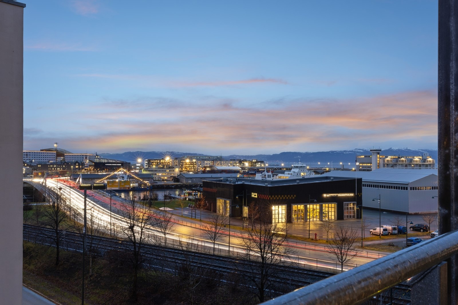 Nedre Elvehavn/Solsiden er et meget populært og attraktivt område med nærhet til alle servicefunksjoner byen har å tilby, bl.a. Solsiden kjøpesenter, med et stort utvalg av butikker. Galleribilde