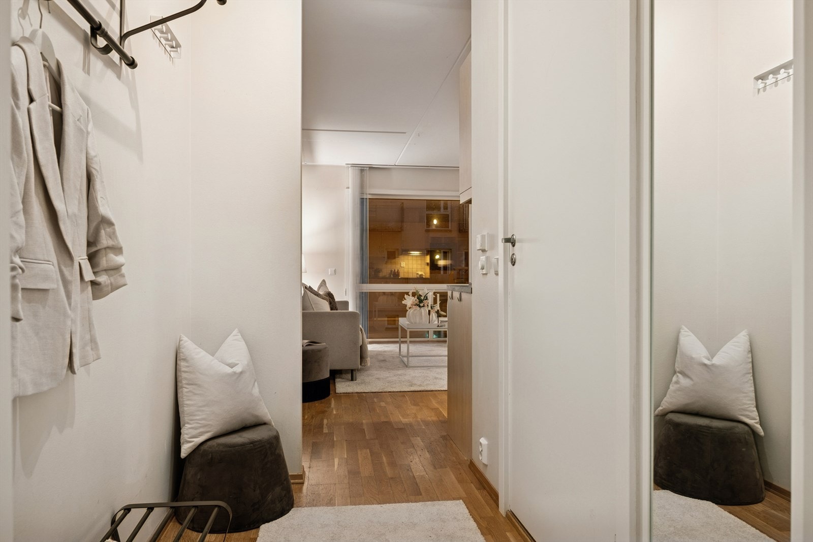 Her ønskes man inn i en lys og trivelig entrè med plass til å henge fra seg yttertøy og sette fra seg sko. Galleribilde