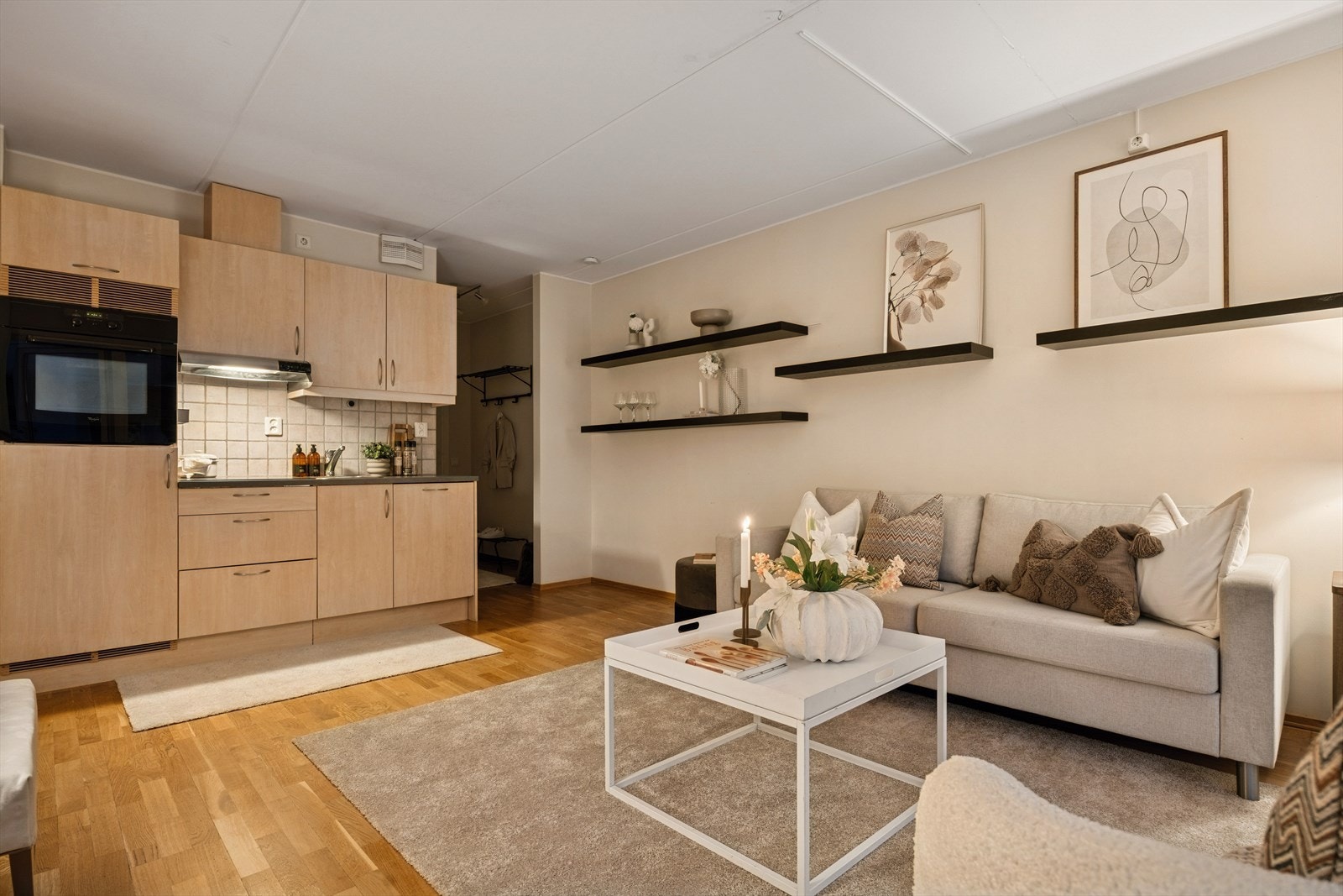 Stue og kjøkken i åpen løsning med en samlet størrelse på 19,3 m². Den gjennomtenkte planløsningen skaper naturlige soner for møblering. Galleribilde