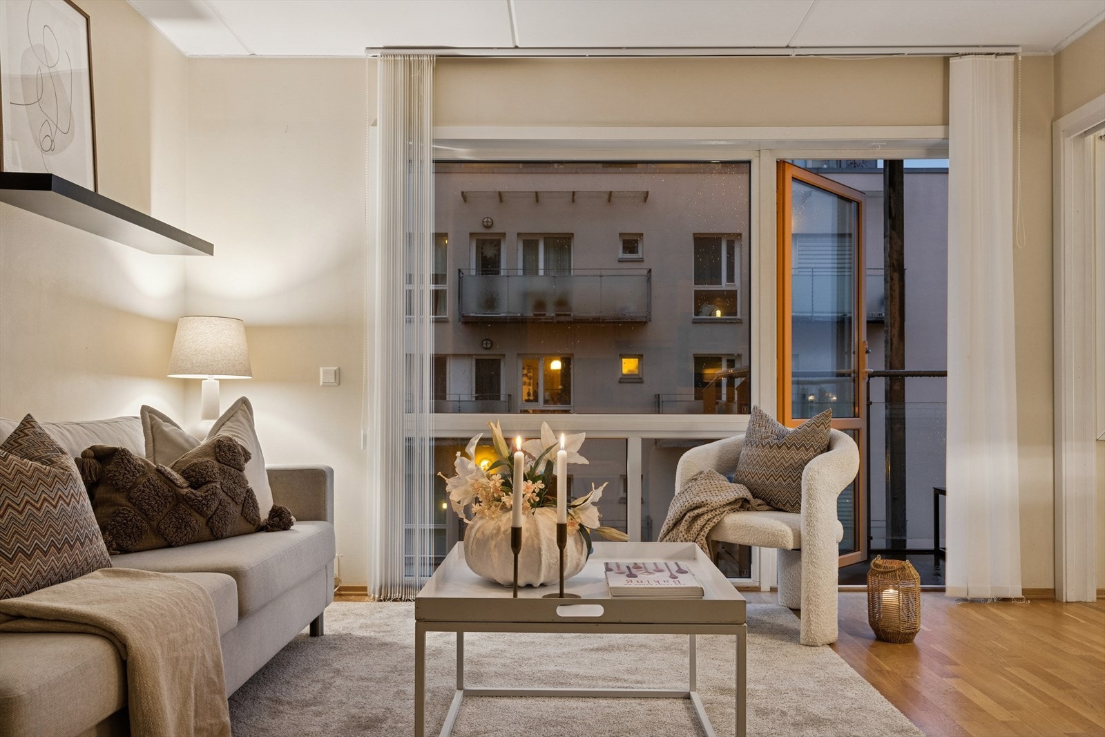 Leiligheten måler 42 m² (BRA-I) og består av entrè, stue/kjøkken, bad, bod og soverom. Galleribilde