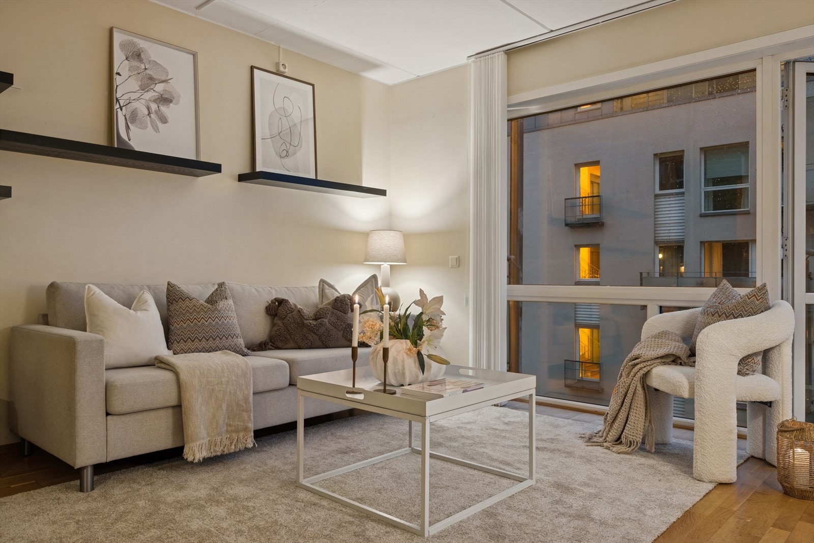 Lys og innbydende sofagruppe som skaper en varm og hyggelig atmosfære, perfekt for avslapning og gode samtaler. Galleribilde