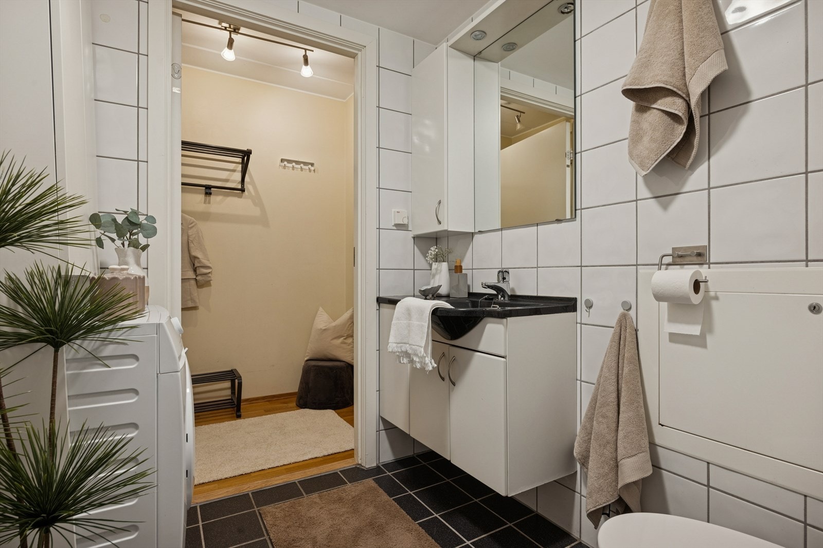 Badet er fra byggeår 2006 og har fliser på både gulv og vegger, med en malt, slett himling. Galleribilde