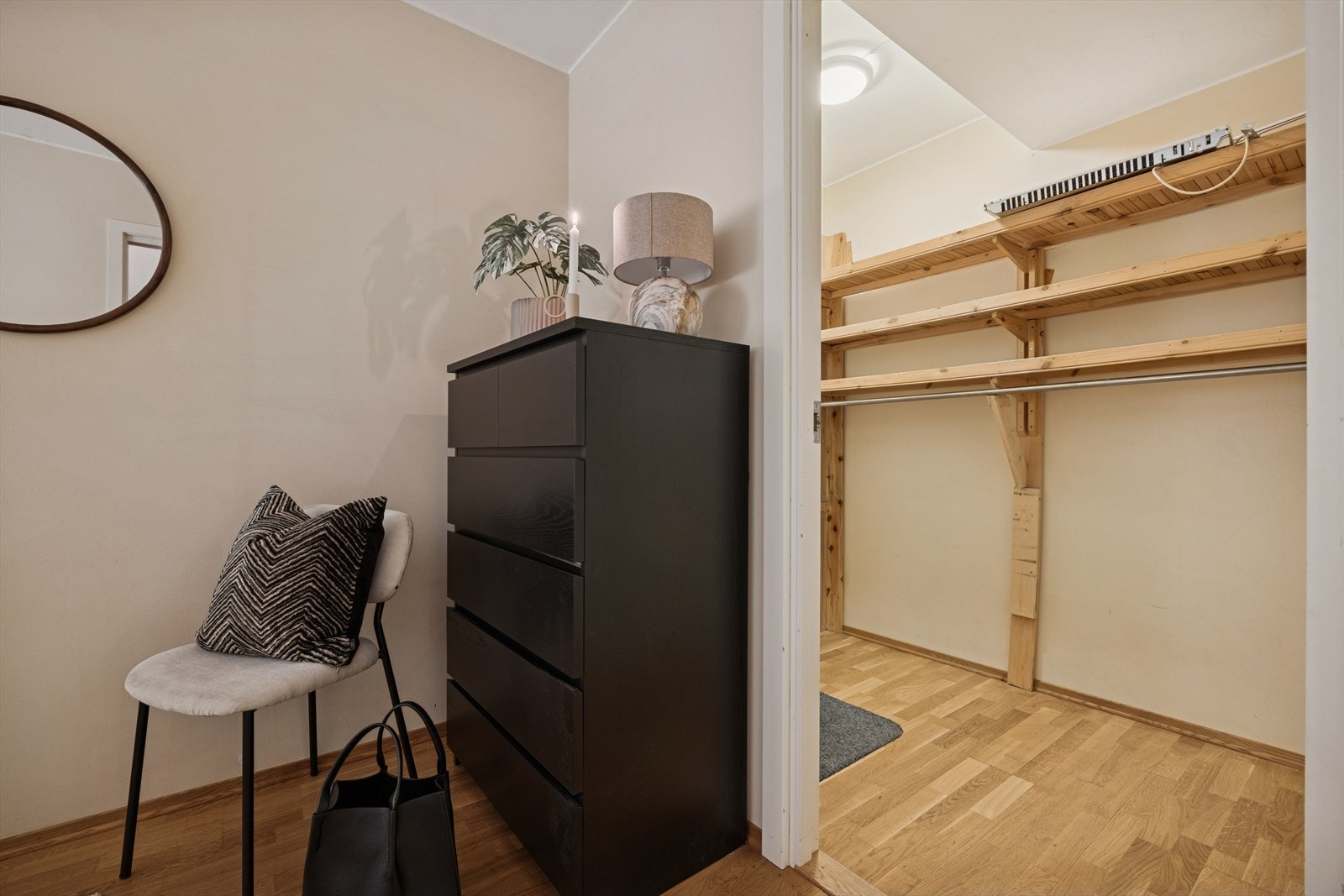 Fra soverommet med inngang praktisk lagringsbod på 3,2 m². Galleribilde