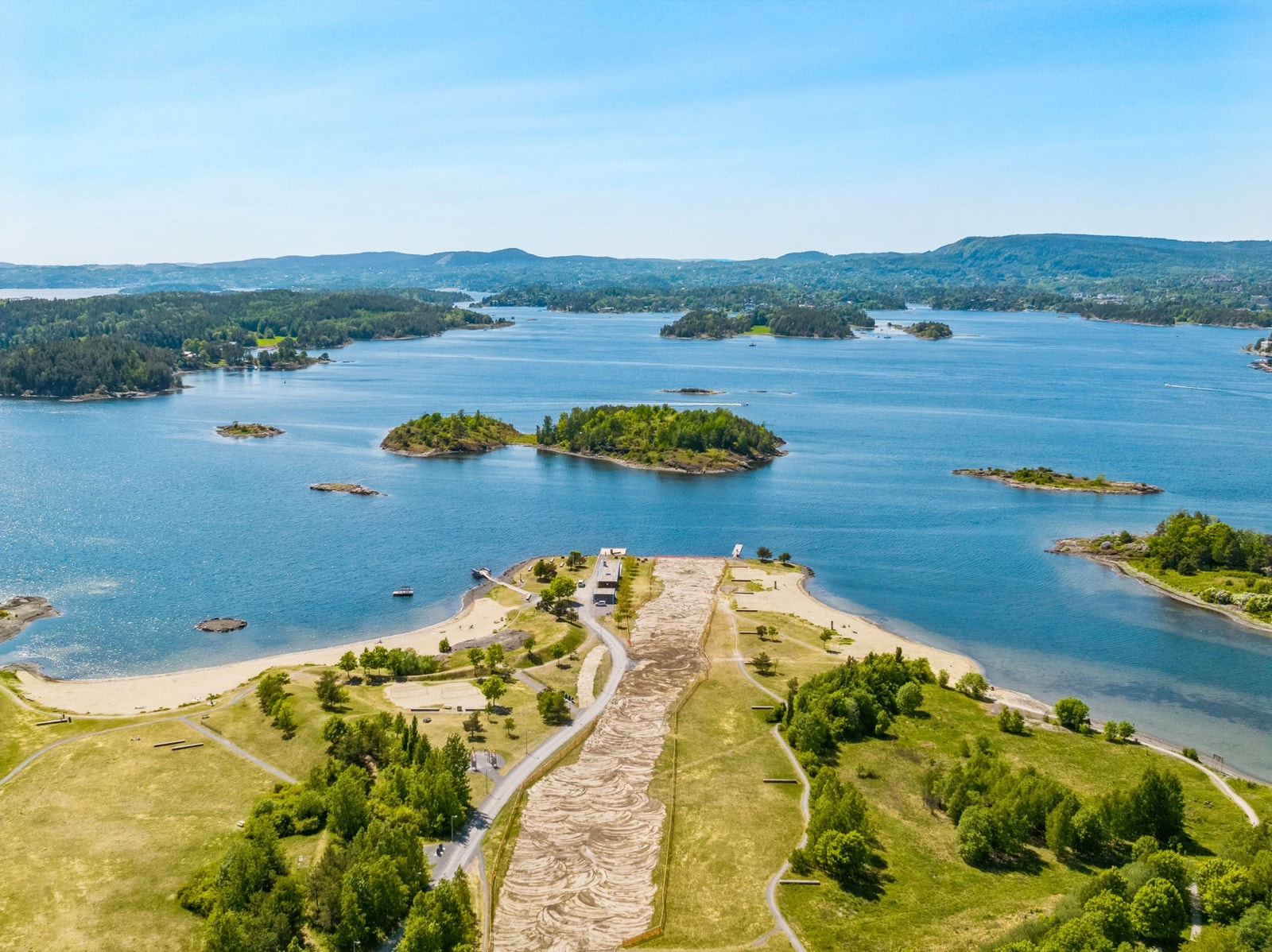 Storøyodden med Fornebu's største strand, volleyballbaner, grill, brygge og kiosk Galleribilde
