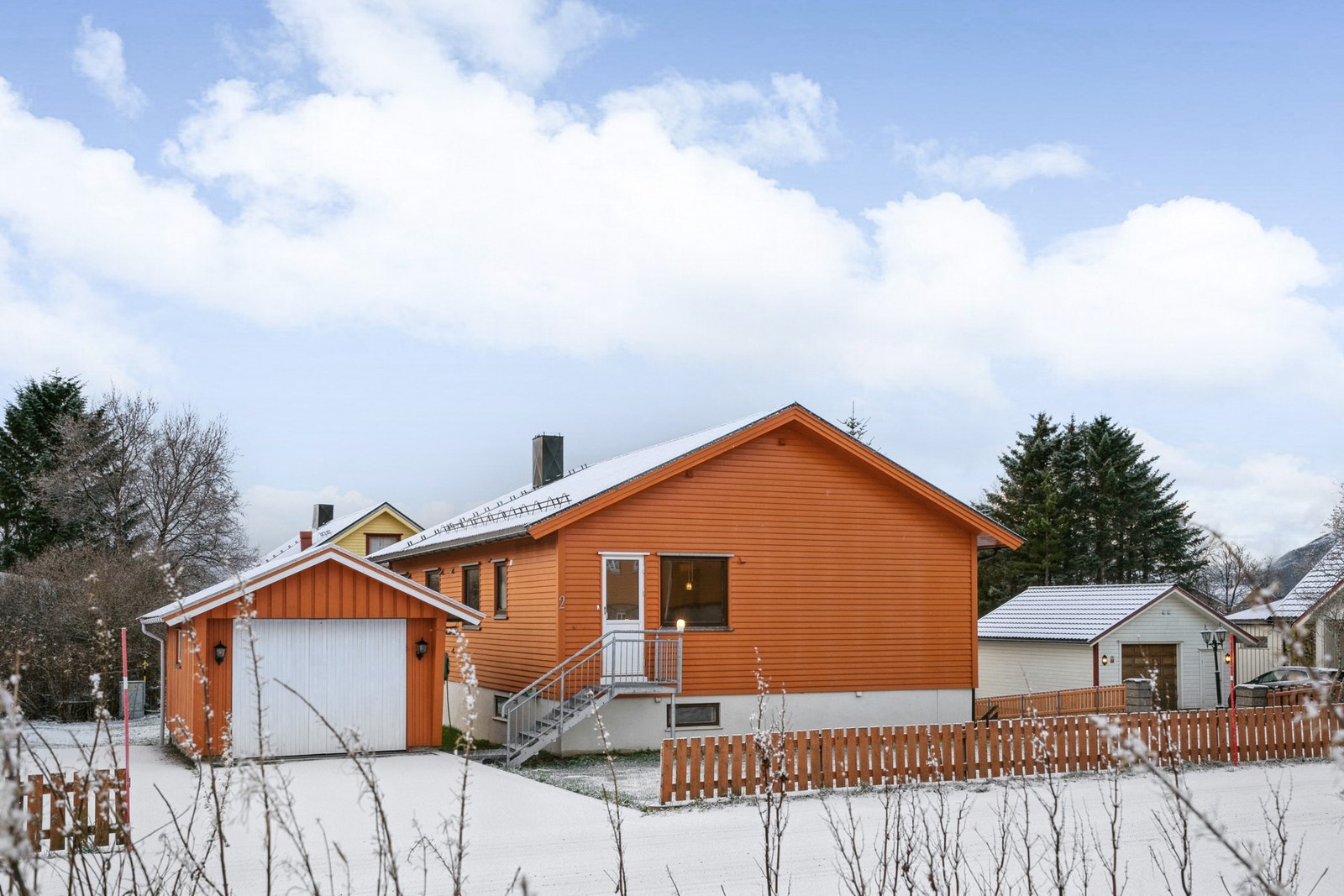Eiendommen ligger i et etablert boligområdet med gangavstand til barnehager, skoler og sentrum. Galleribilde