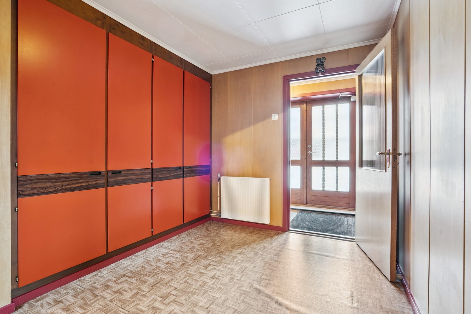 Plassbygd garderobeskap som gir ekstra lagringsplass til yttertøy og sko. Galleribilde