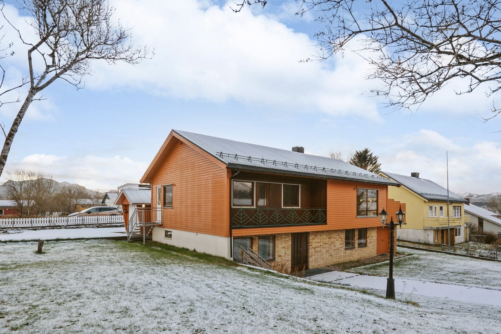 Uteområdet rundt boligen er pent opparbeidet og består av plen med diverse beplantning og parkeringsmuligheter. Galleribilde