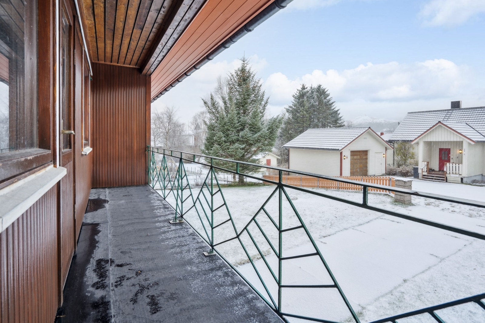 Liten lufte balkong fra det ene soverommet. Galleribilde