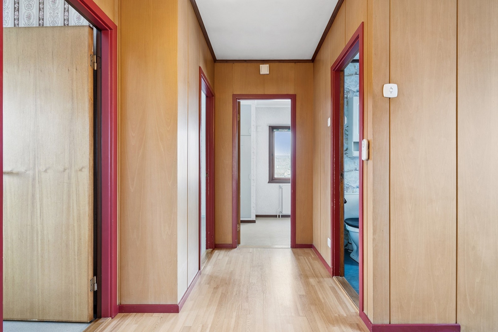 Her ser man dør inn til badet, 2 soverom og vindfang. Galleribilde