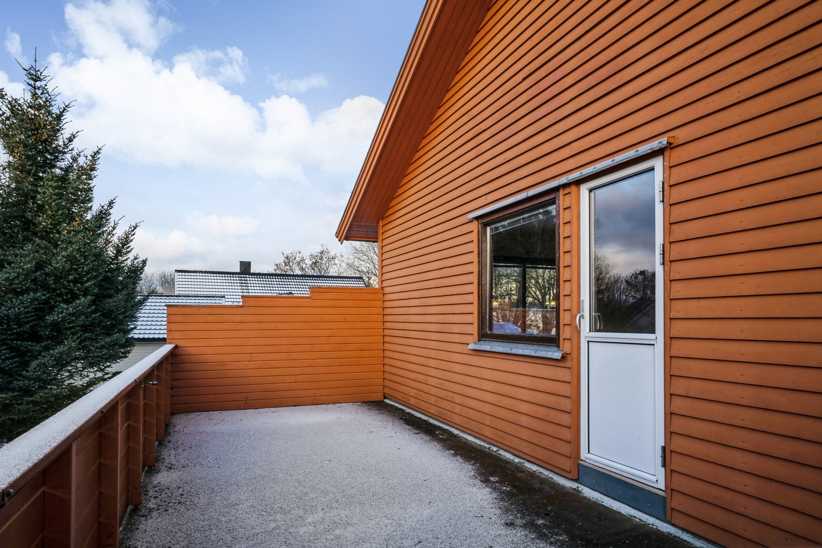 Skjermet terrasse med utgang fra stuen - her kan man nyte varme sommerdager i godt selskap. Galleribilde