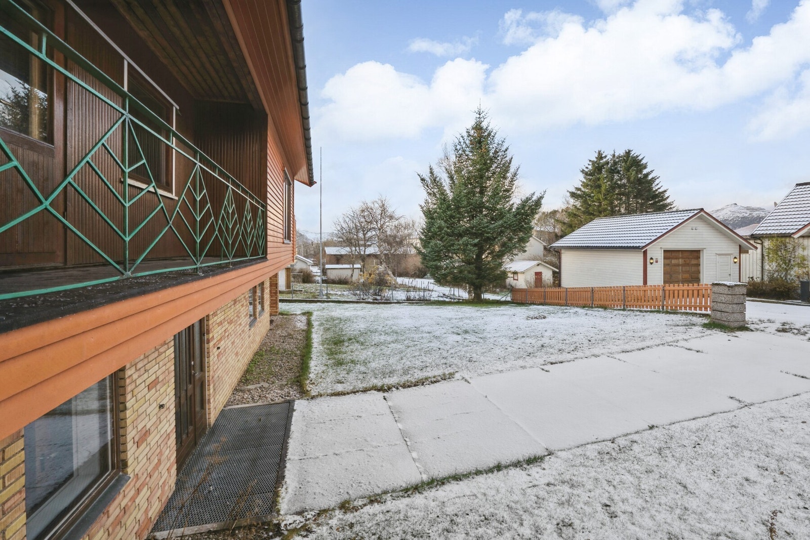 Her ser man innkjørselen til inngangspartiet på boligen. Galleribilde