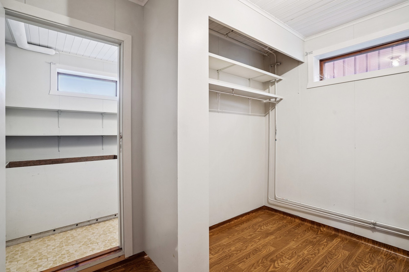 Kjelleren byr på flere boder. Galleribilde