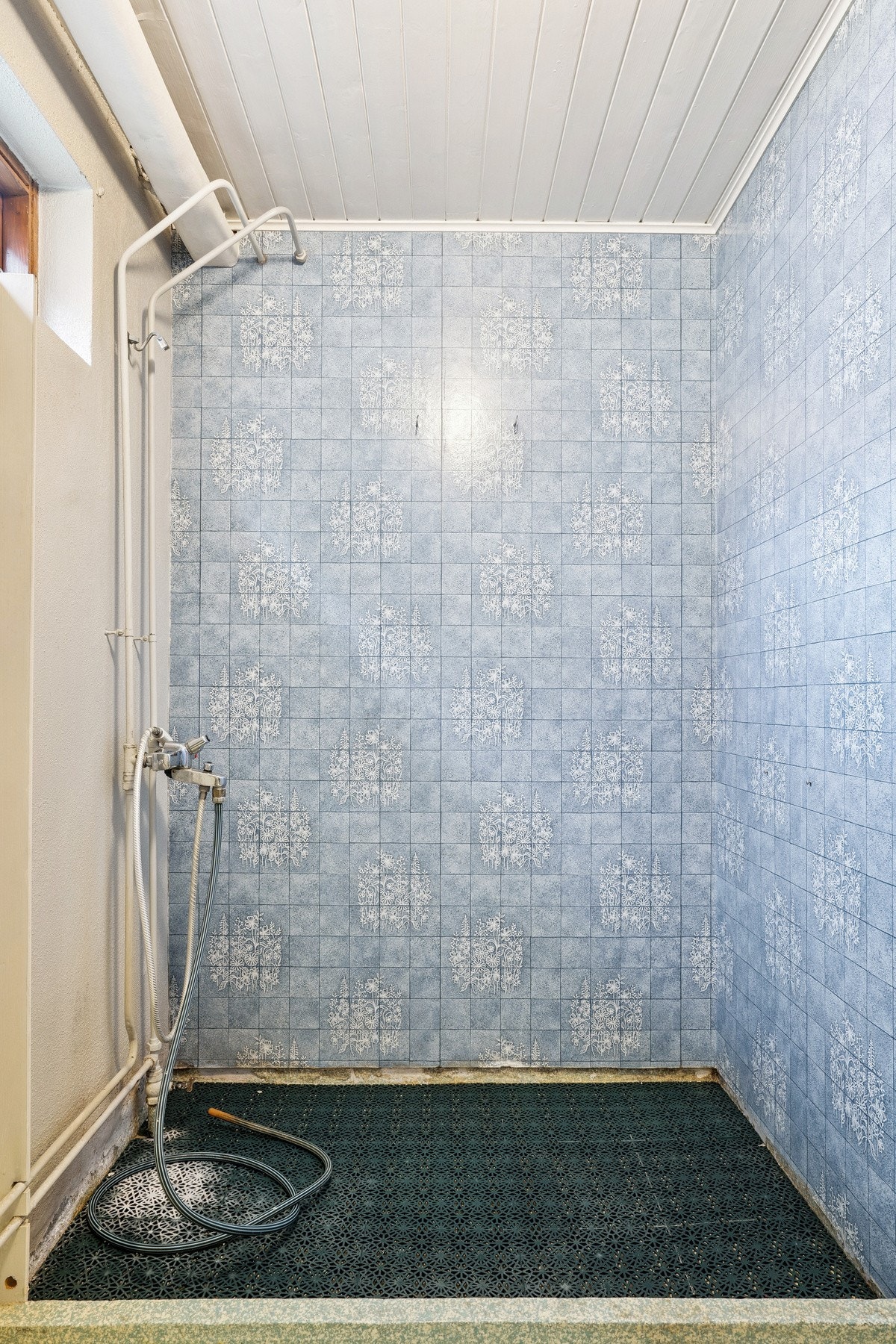 Utstyrt med toalett, vask og dusjarmatur. Galleribilde