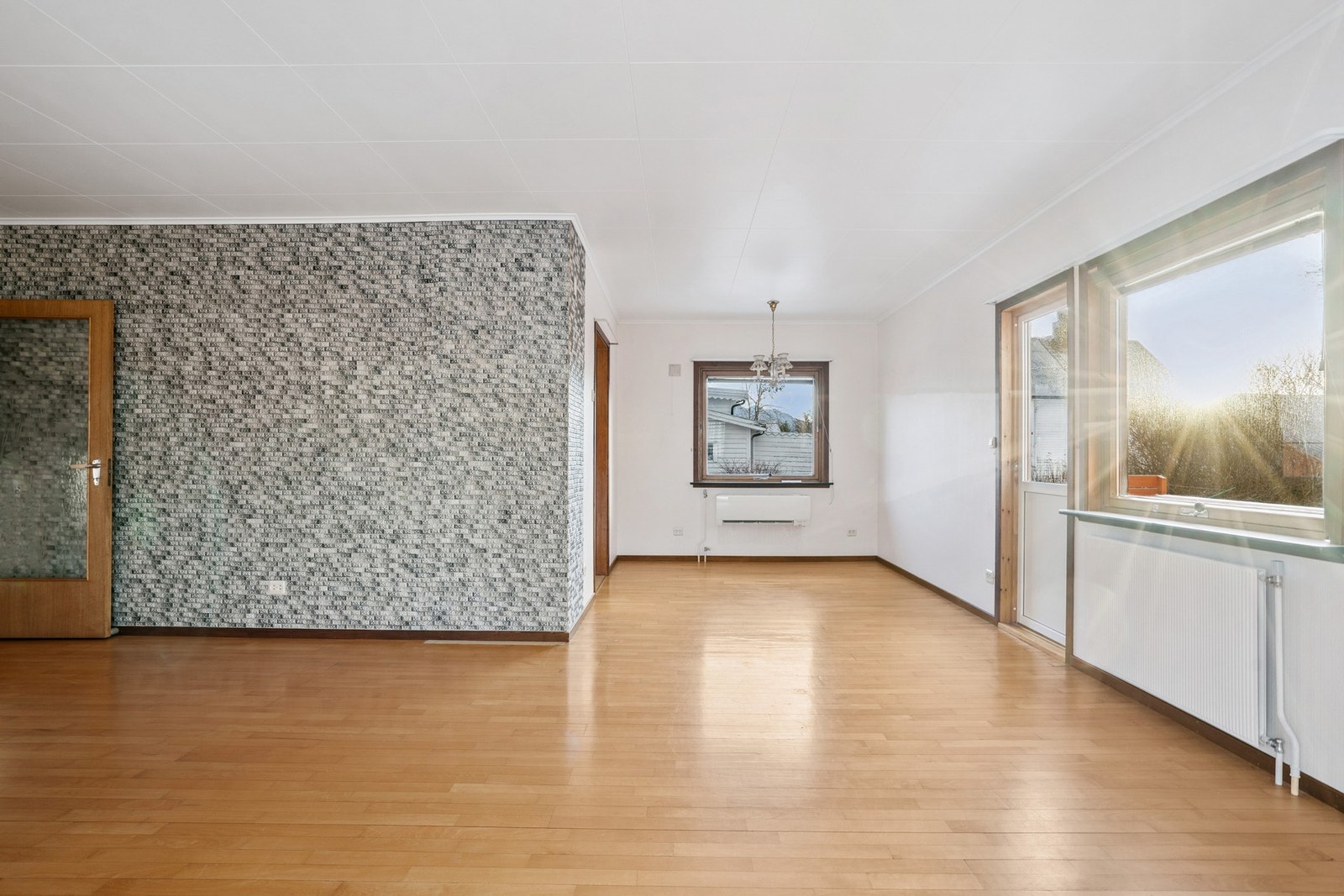 Store vinduer i rommet som slipper inn rikelig med dagslys. Galleribilde