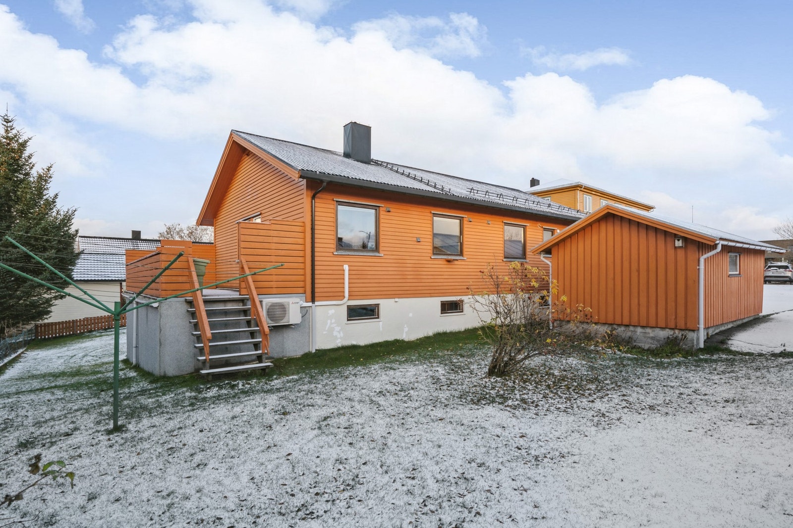 Romslig tomt med enkel garasje. Galleribilde