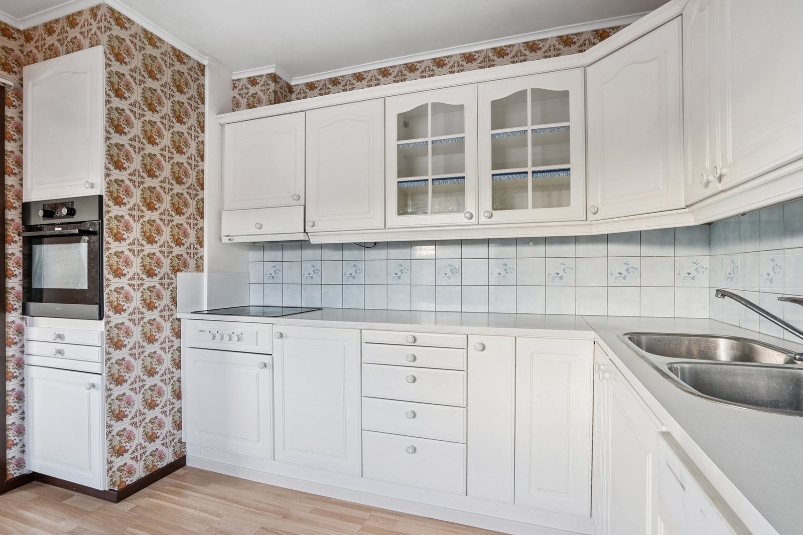 Kjøkkenet er utstyrt med kjøleskap, platetopp og stekeovn. Galleribilde