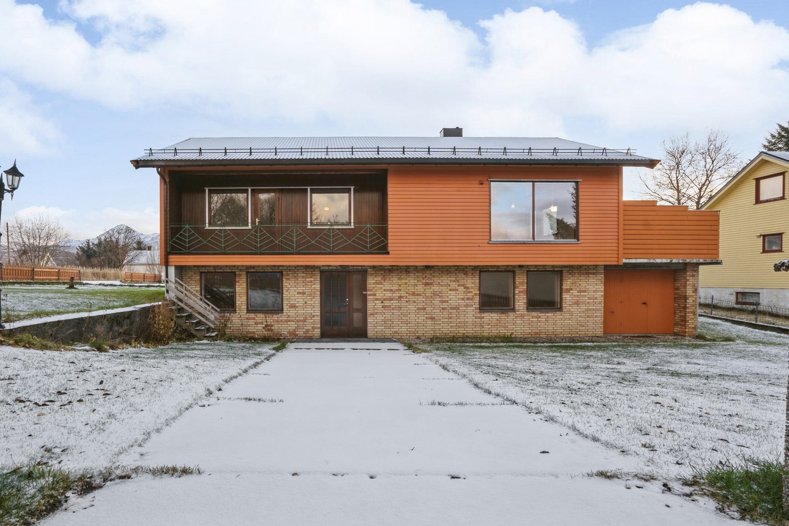 Enebolig fra 1966 som fordeler seg fint over 2 etasjer. Boligen har behov for oppussing. Galleribilde