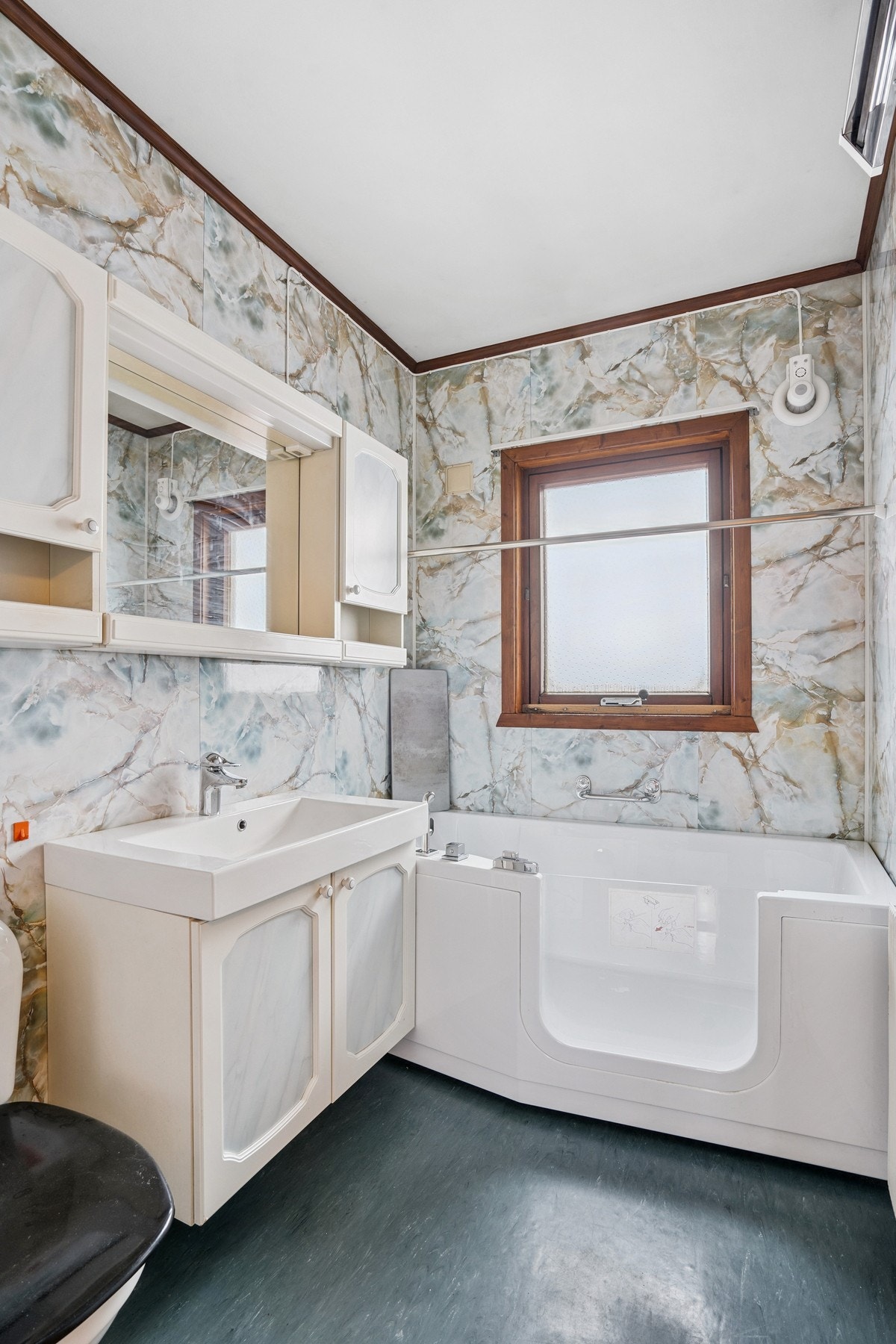 Utstyrt med toalett, badekar, vask og baderomsinnredning. Galleribilde