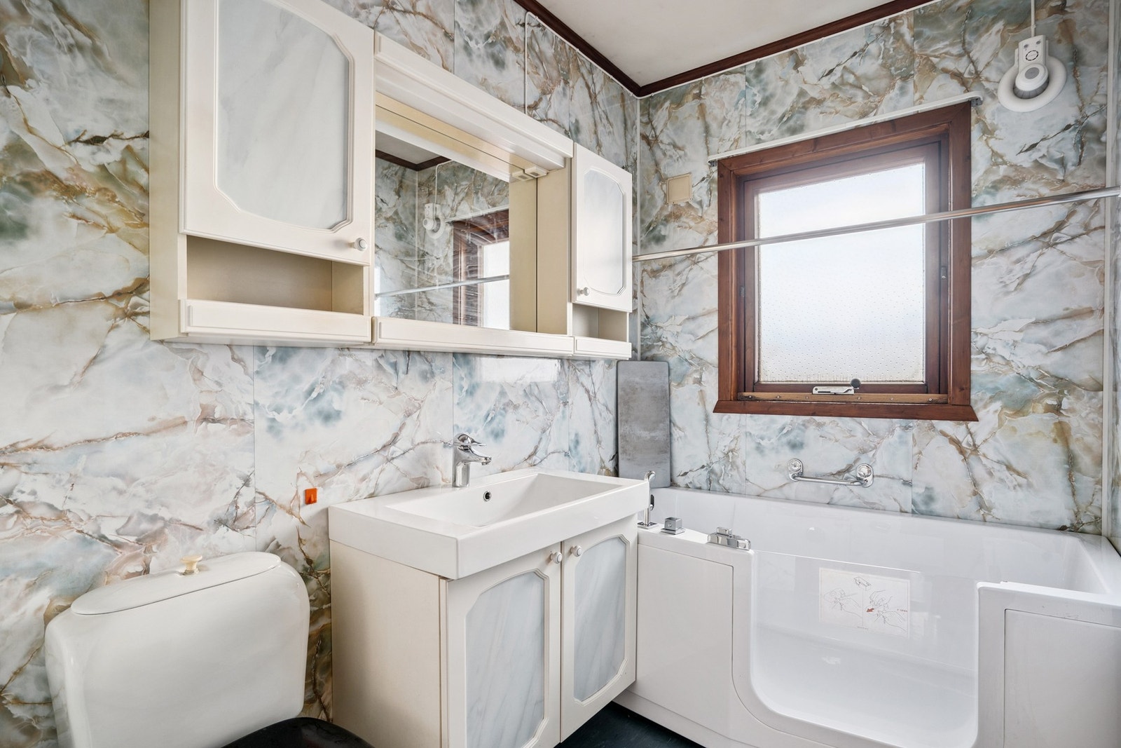 Eldre bad med behov for oppussing. Galleribilde