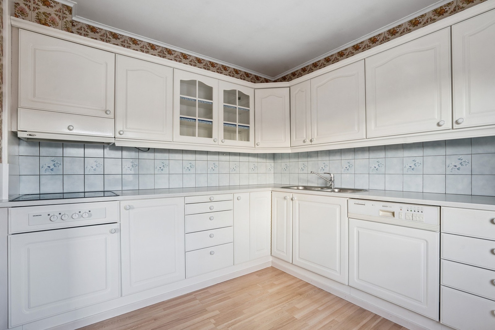 Godt med skap- og benkplass til kjøkkenutstyr. Galleribilde