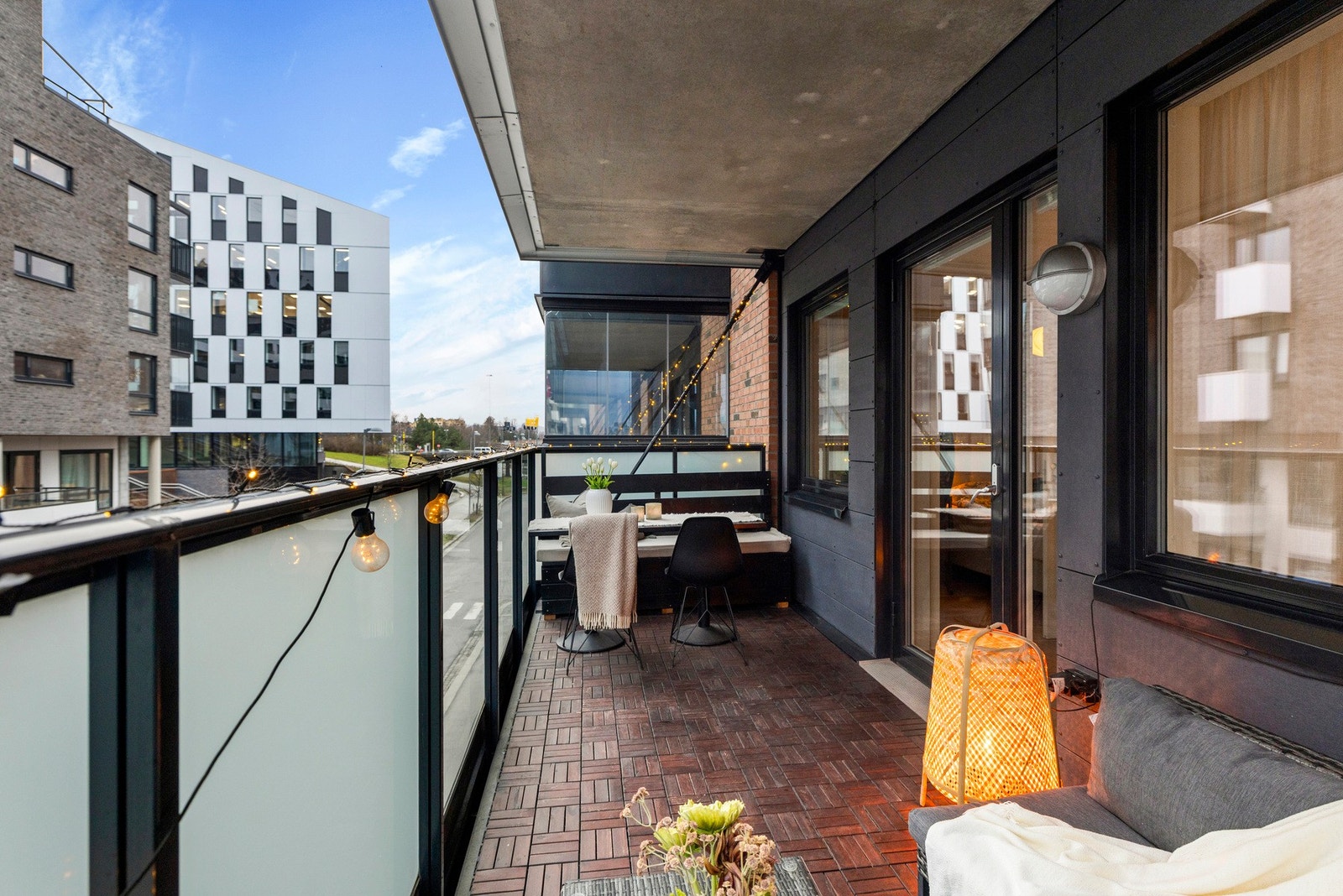 Balkongen er romslig og gir plass til både grill, spisebord og en behagelig lounge/sittegruppe Galleribilde