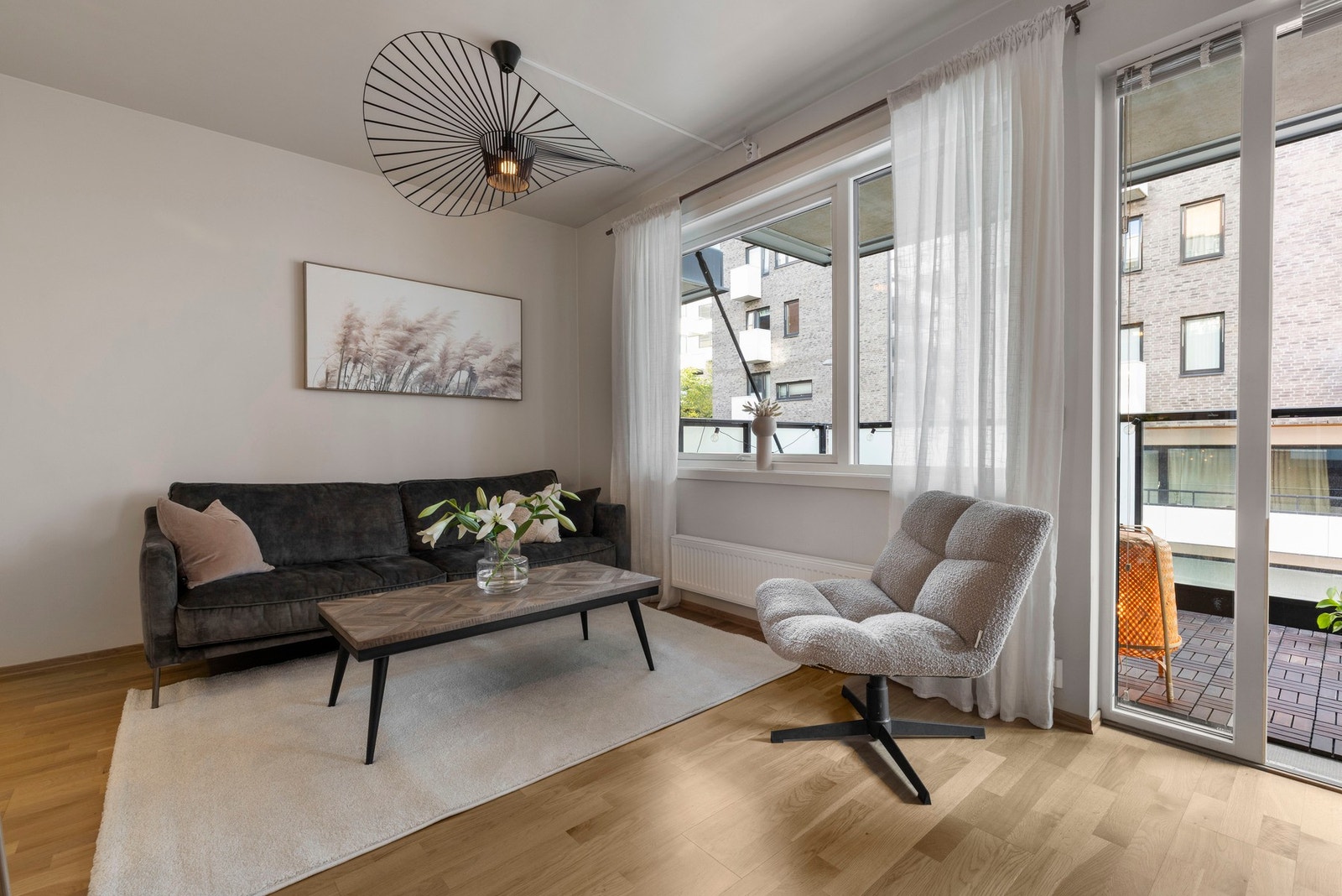 Stuedelen har direkte adgang til balkongen, og får rikelig med dagslys inn fra de store sydvestvendte vindusflatene Galleribilde