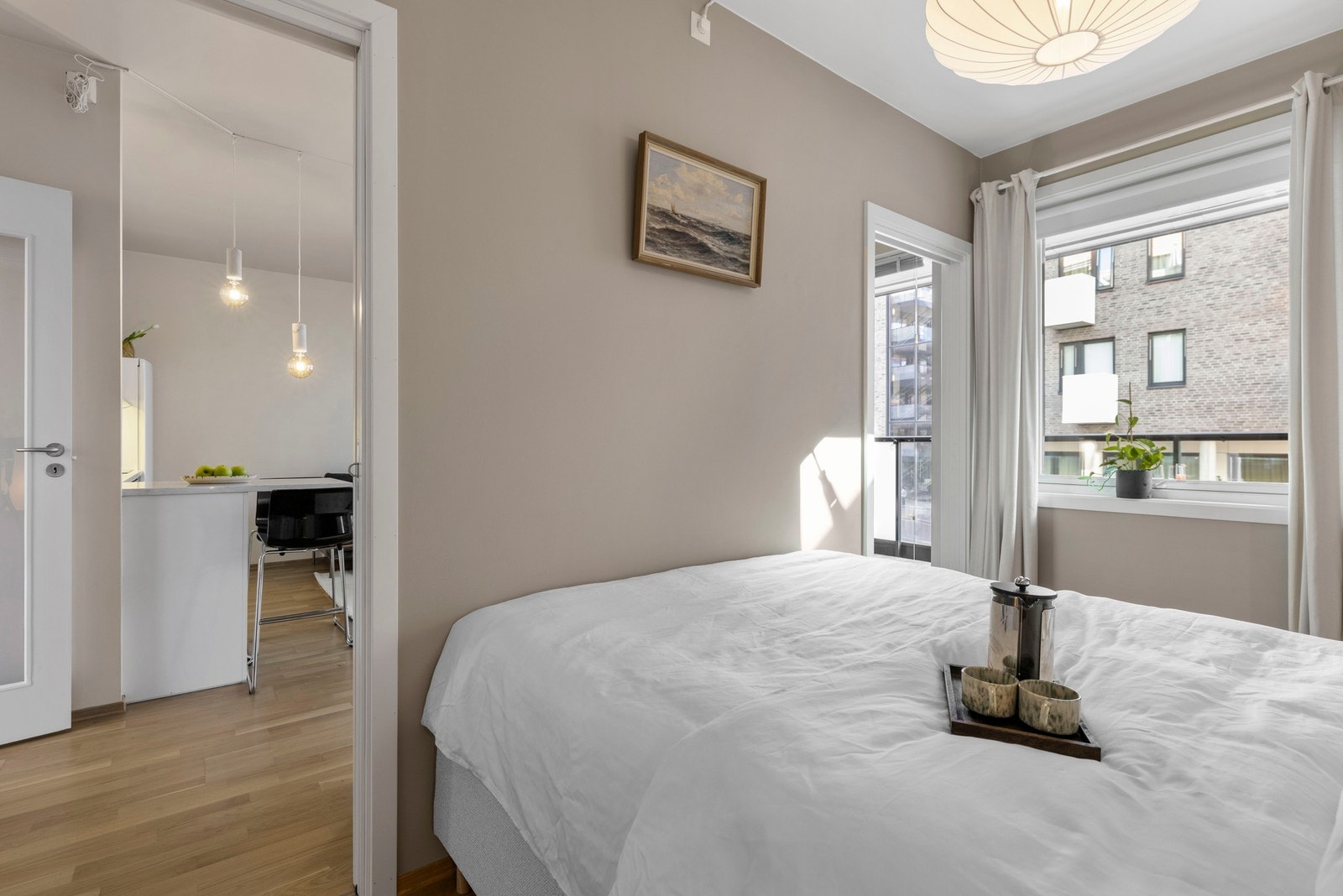 Soverommet har inngang via to skyvedører fra stuen Galleribilde