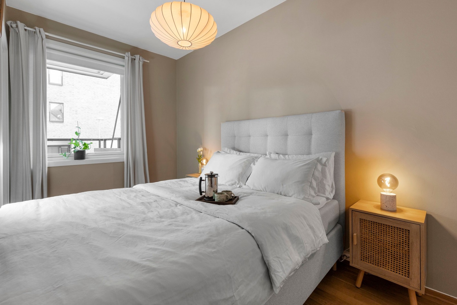 Soverommet har god plass til en romslig dobbeltseng og tilhørende nattbord Galleribilde