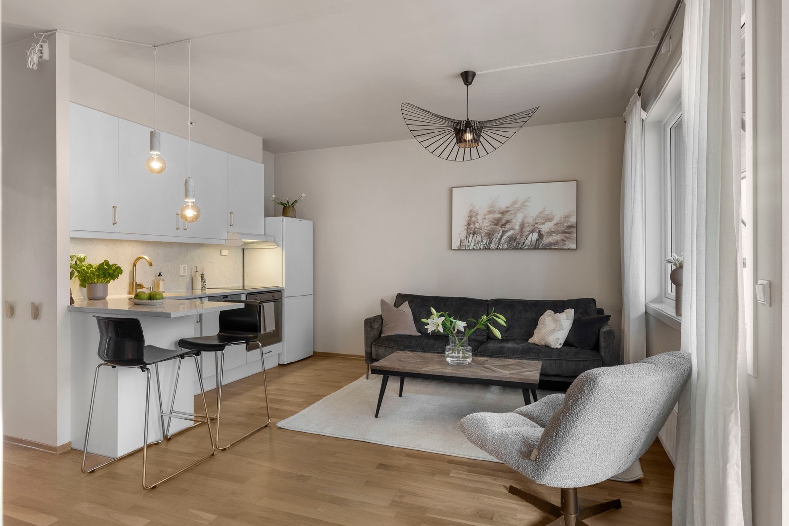 Stuen har god plass til en koselig sofagruppe, samt diverse tv-møblement og oppbevaringsløsninger Galleribilde