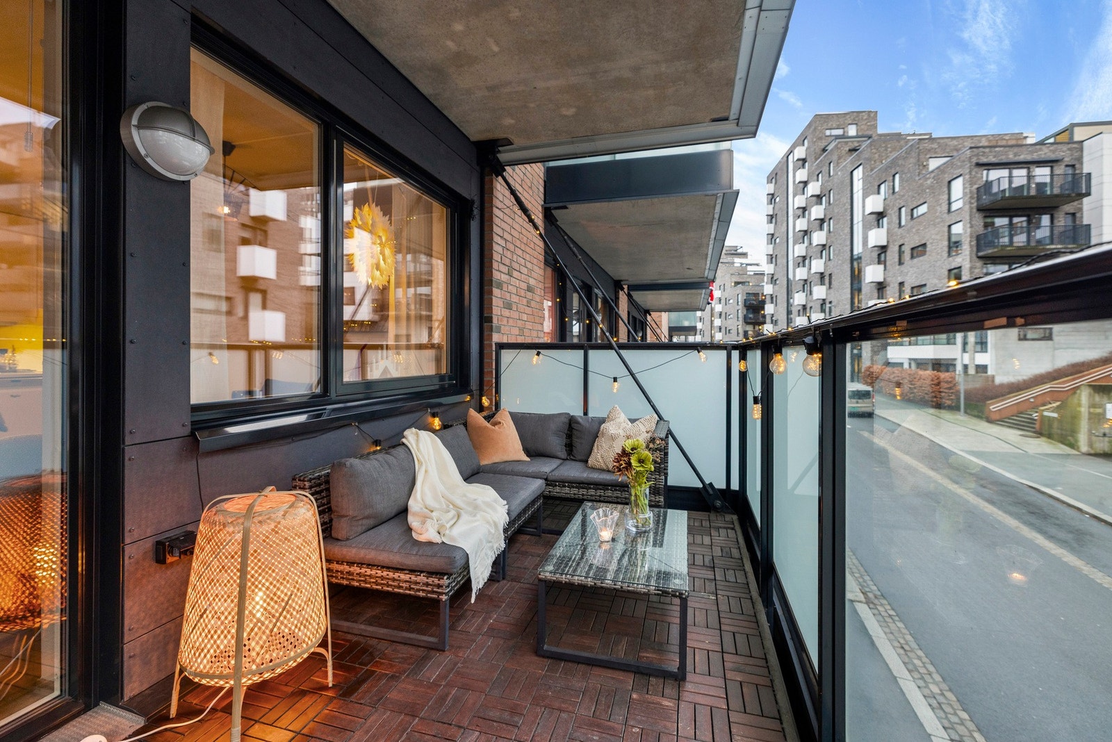 Leiligheten har en sydvestvendt, overbygd balkong på 11,3kvm med utgang fra stuen Galleribilde