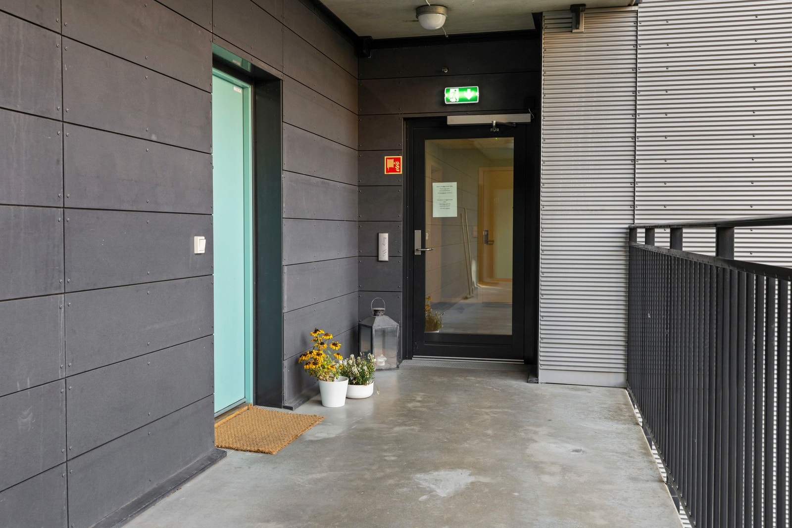 Det er adkomst til boligen via en felles oppgang med heis og svalgang til leilighetsplan Galleribilde