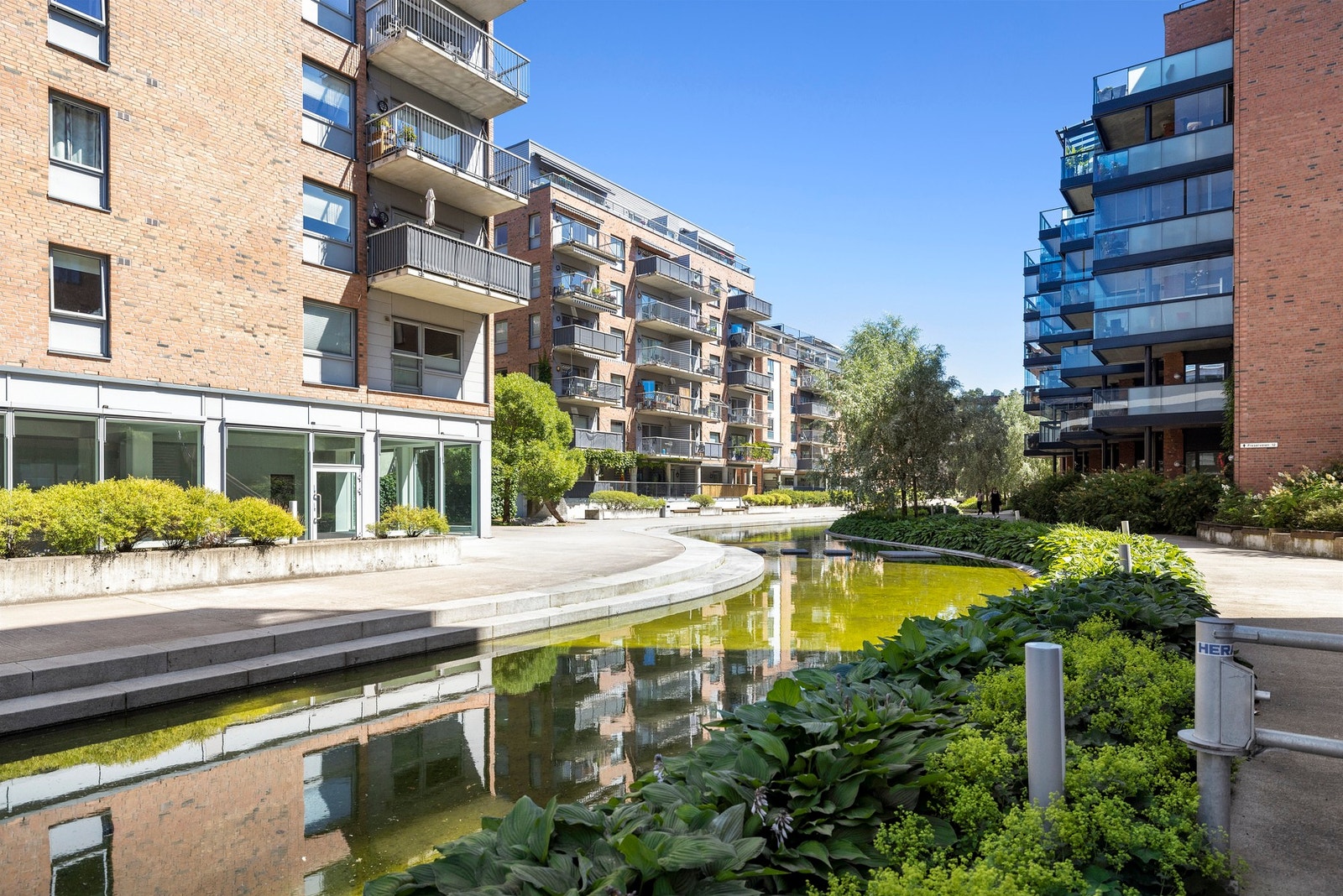 Mellom bebyggelsen finner du et nydelig vannspeil Galleribilde