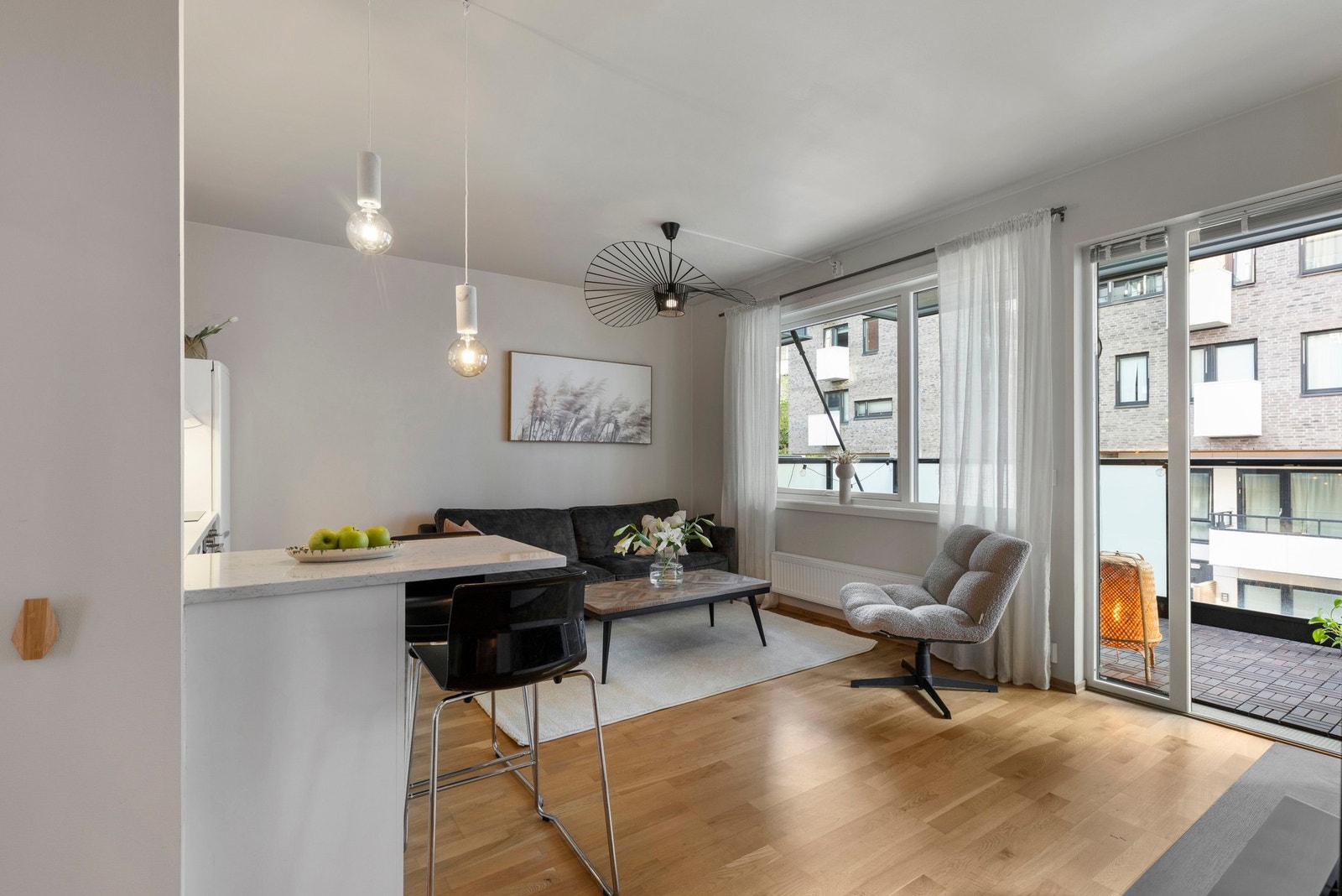 Leiligheten har en arealeffektiv åpen løsning mellom kjøkken og stue Galleribilde