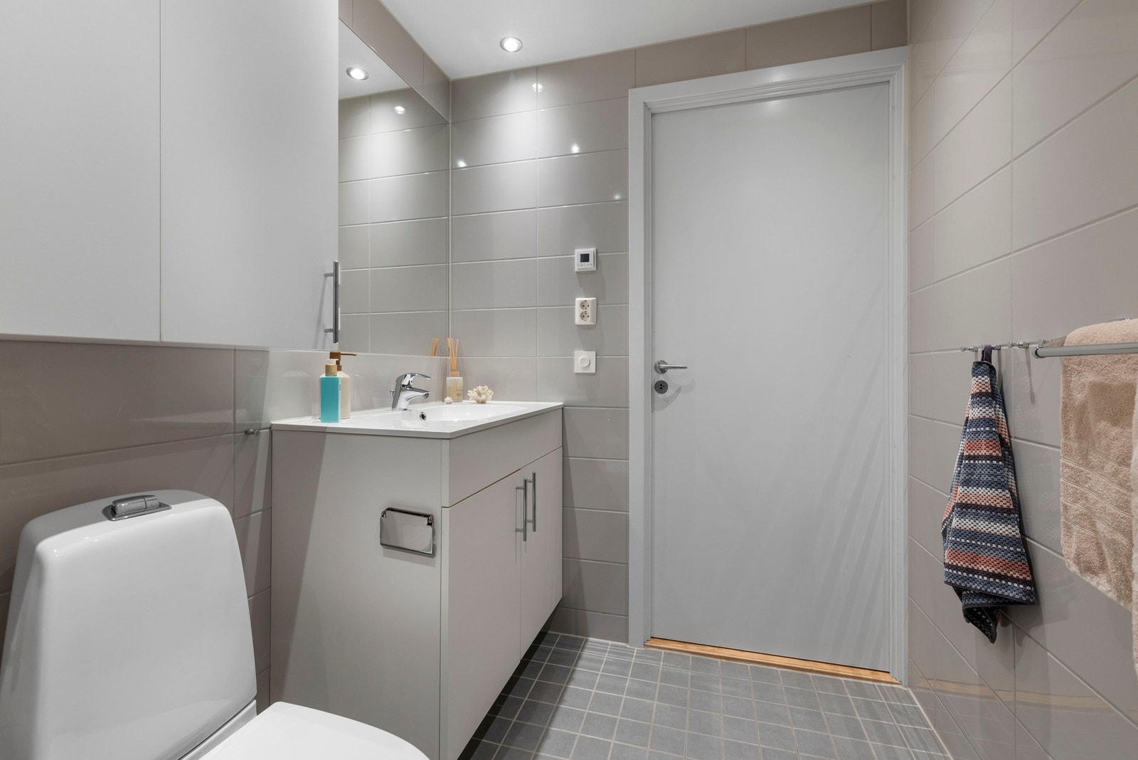 Badet har flislagte vegger og gulv, gulvvarme og downlights i himlingen Galleribilde