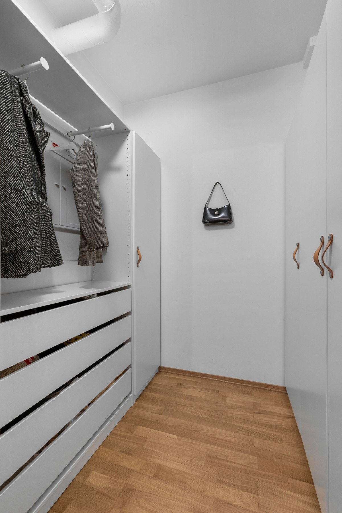 Den innvendige boden er innredet med romslige garderobeskap Galleribilde