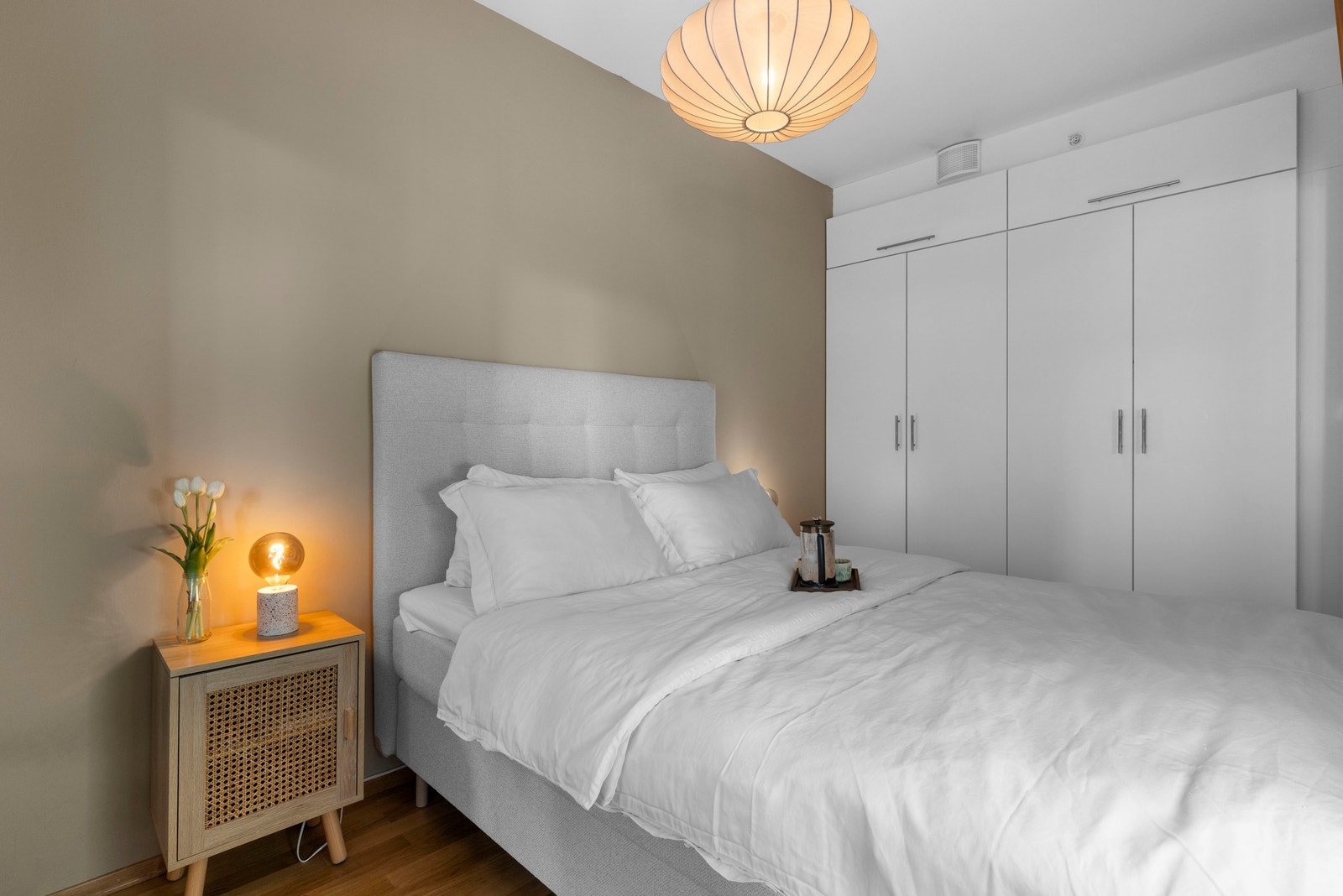 På den ene veggen finner du en skaprekke med god oppbevaringsplass Galleribilde