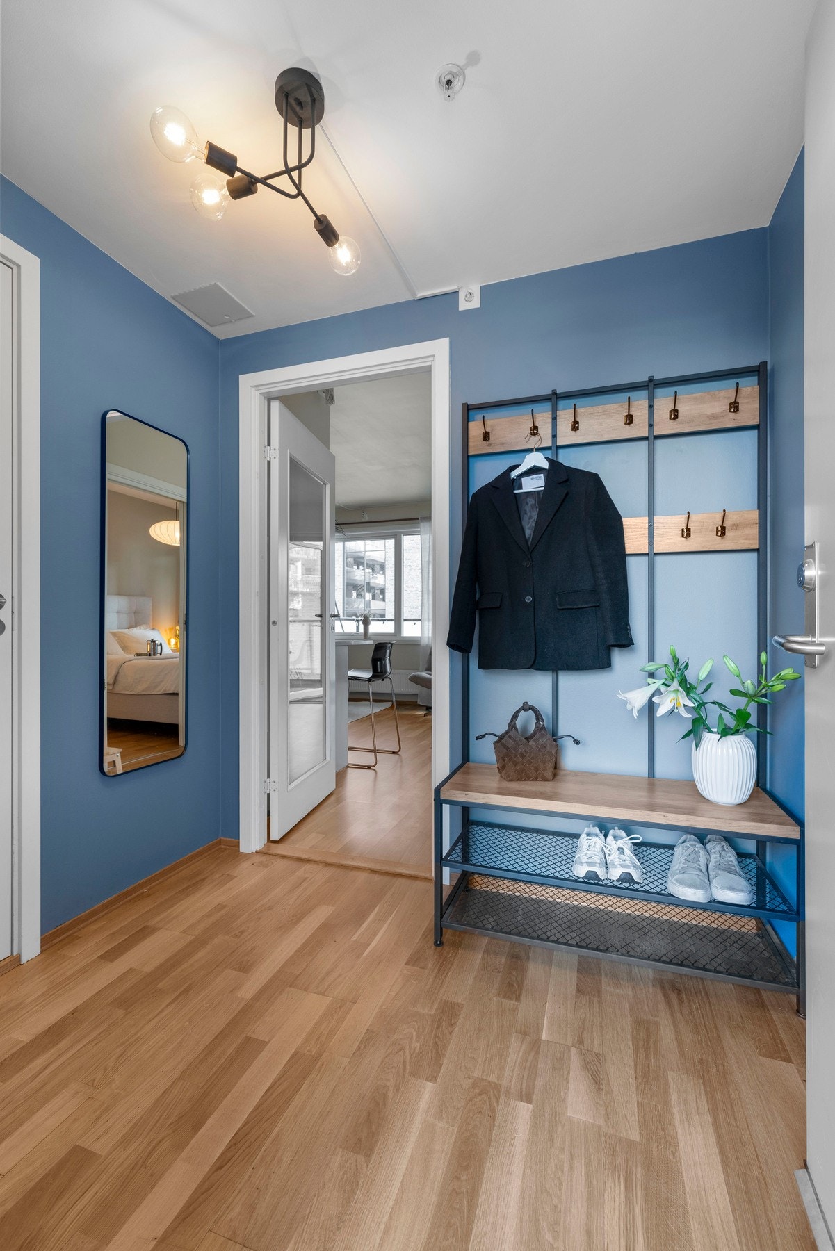 Entreen har god plass til oppbevaring av yttertøy og sko Galleribilde