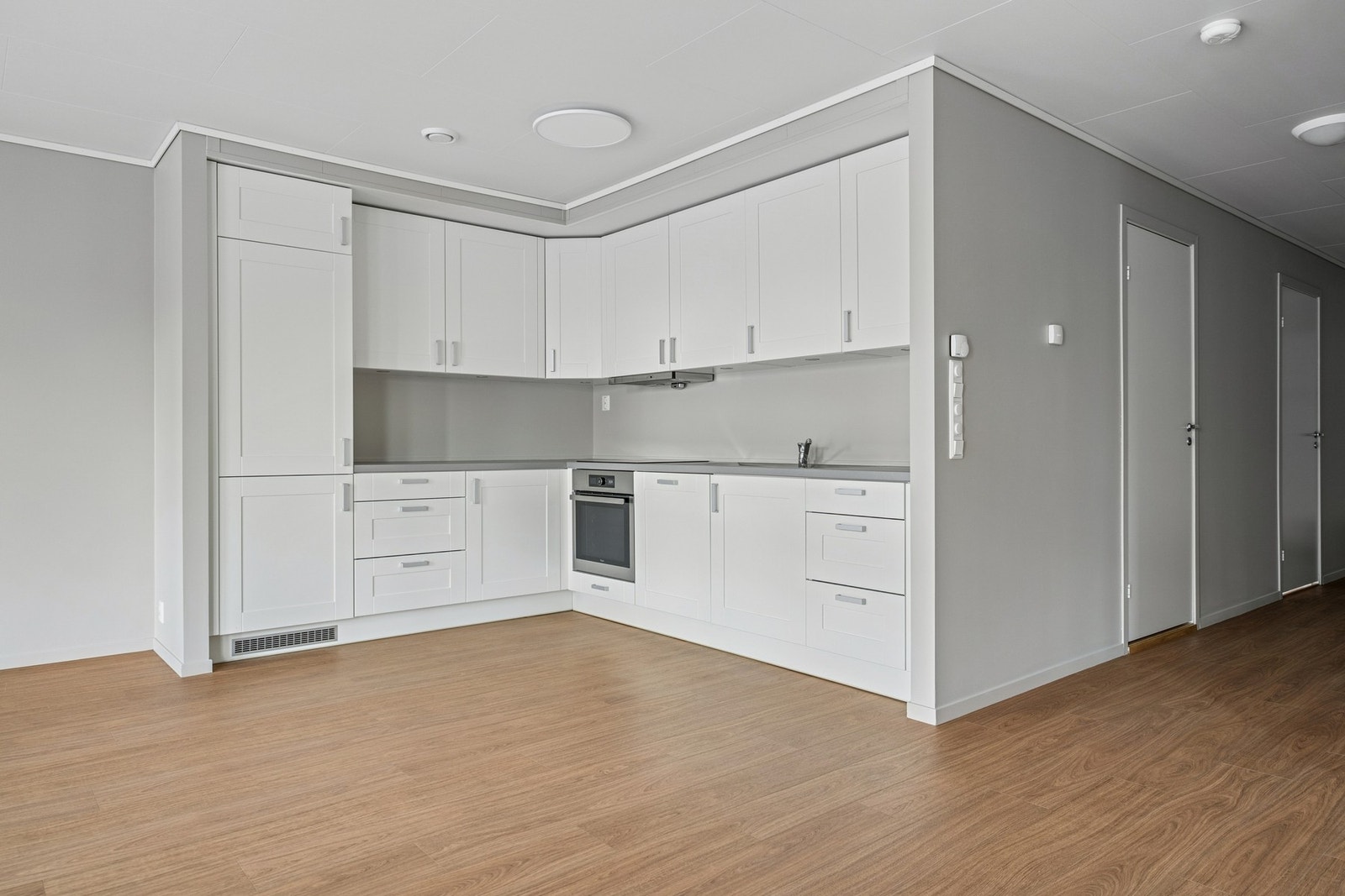 Stilren kjøkkeninnredning med integrerte hvitevarer. Galleribilde