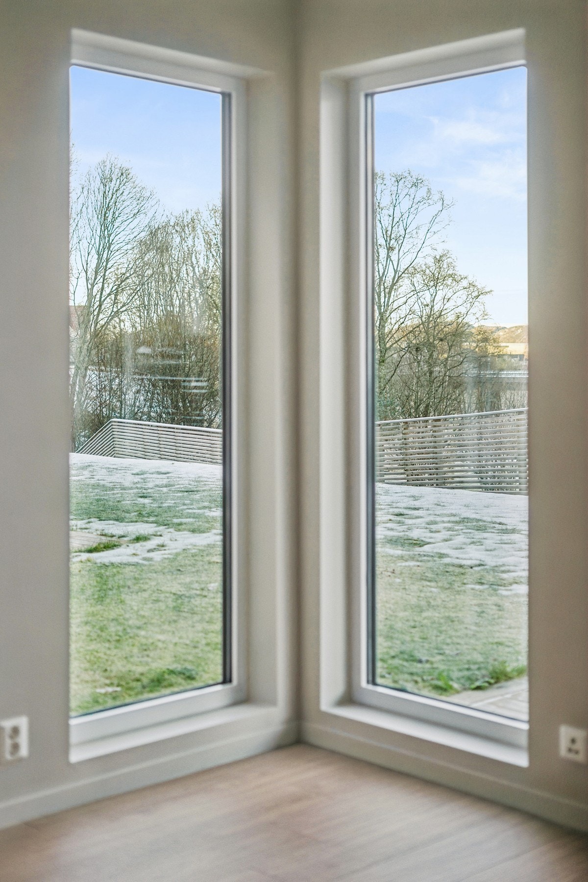 Vinduene går helt ned mot gulvet som gjør at du får en luftig og lys følelse i boligen. Galleribilde