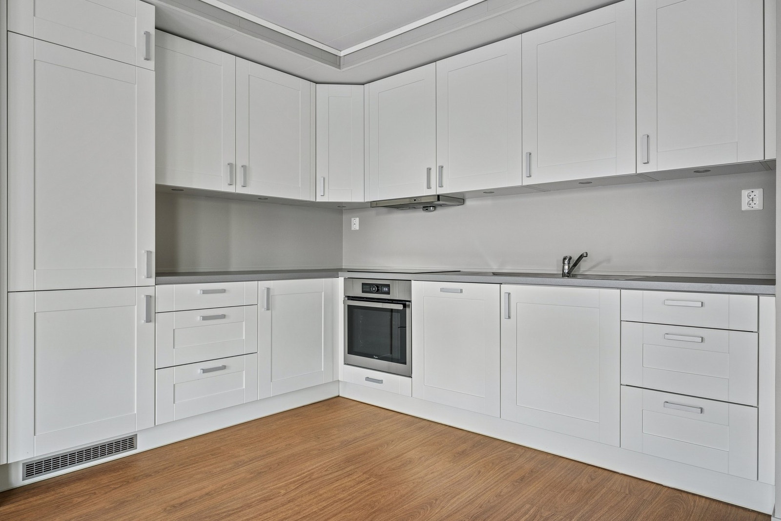 Det er godt med oppbevaringsplass i både over- og underskap. Galleribilde