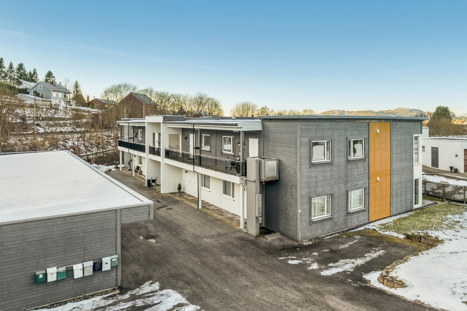 Leiligheten har en stk. parkering i carport og bod i tilhørende anlegg. Galleribilde