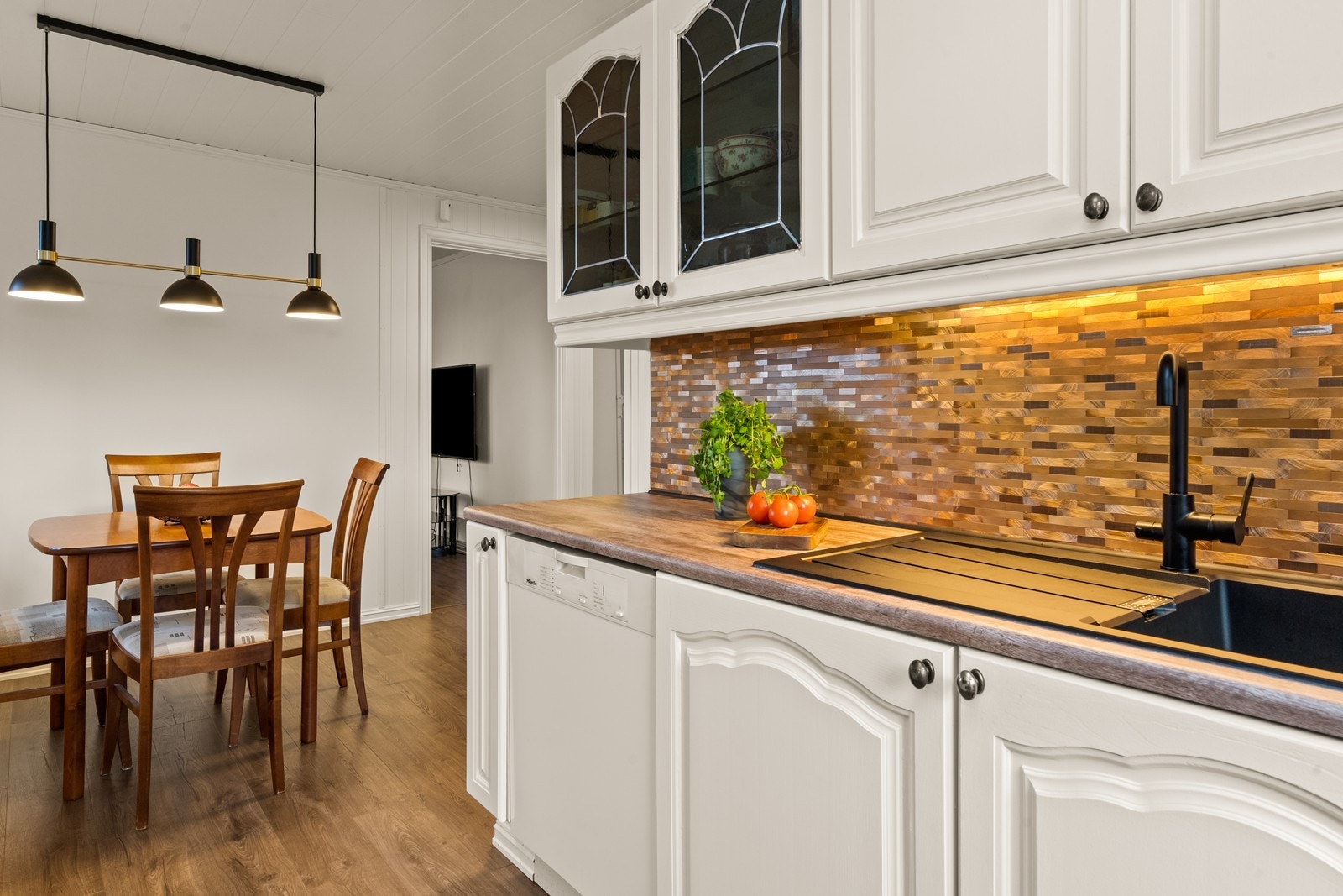 Integrert oppvaskmaskin og belysning mellom skapene gir funksjonalitet. Galleribilde