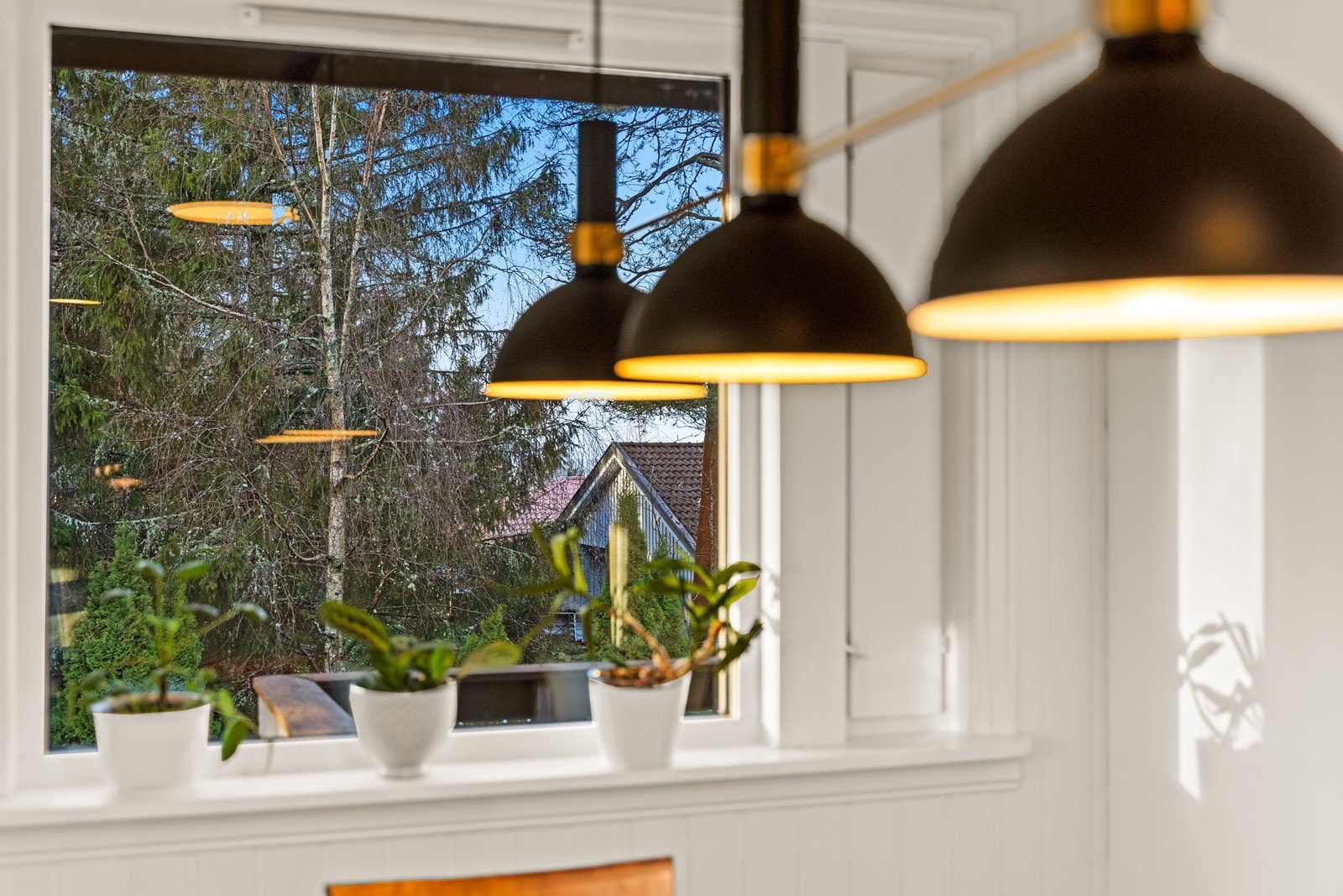 Store vinduer gir godt utsyn mot hagen og slipper inn naturlig lys. Galleribilde