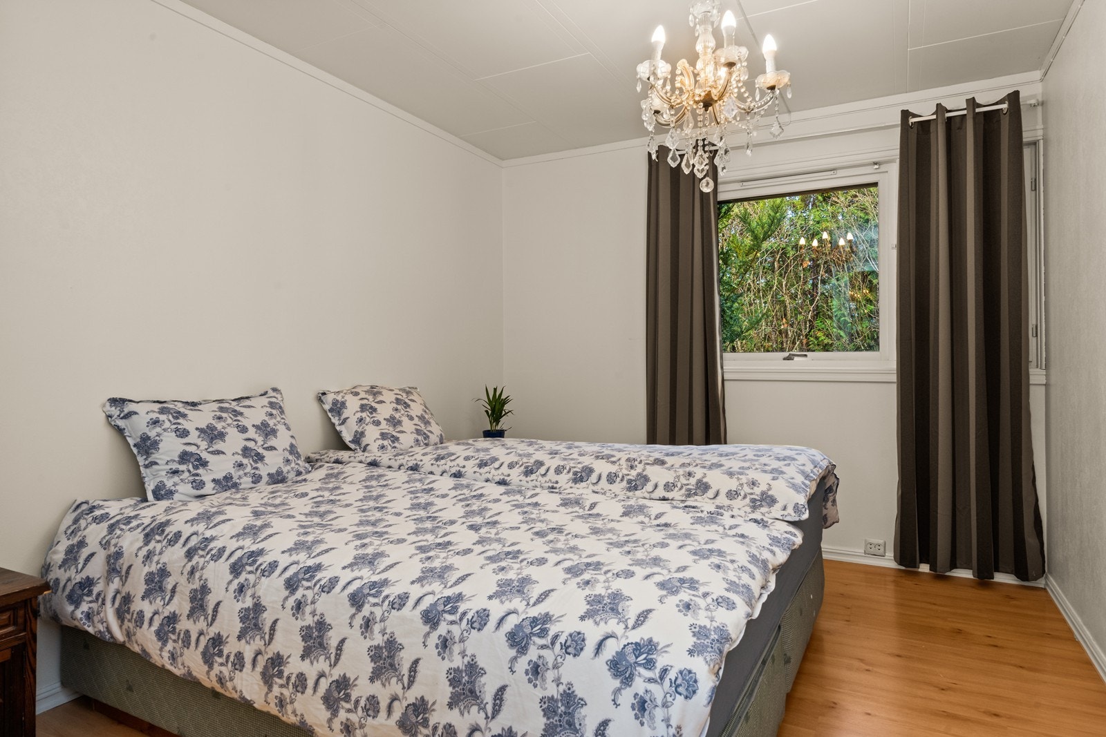 Plass til dobbeltseng og garderobe i rommet. Galleribilde