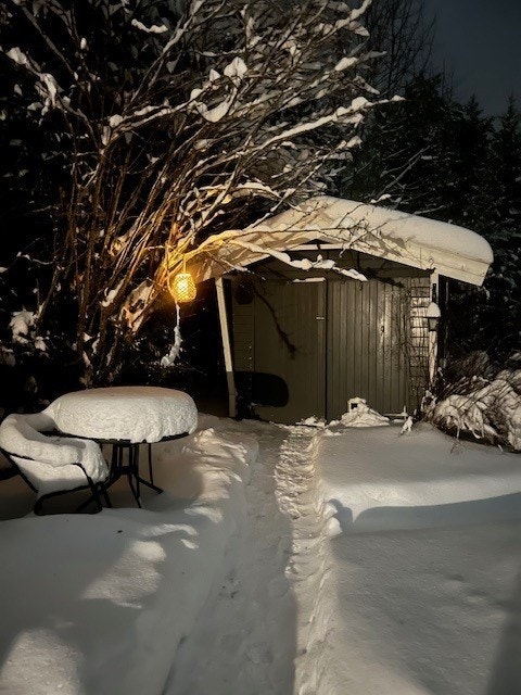 Frittliggende bod på 7 m² med enkel trekonstruksjon, omkranset av vinterlandskap. Galleribilde